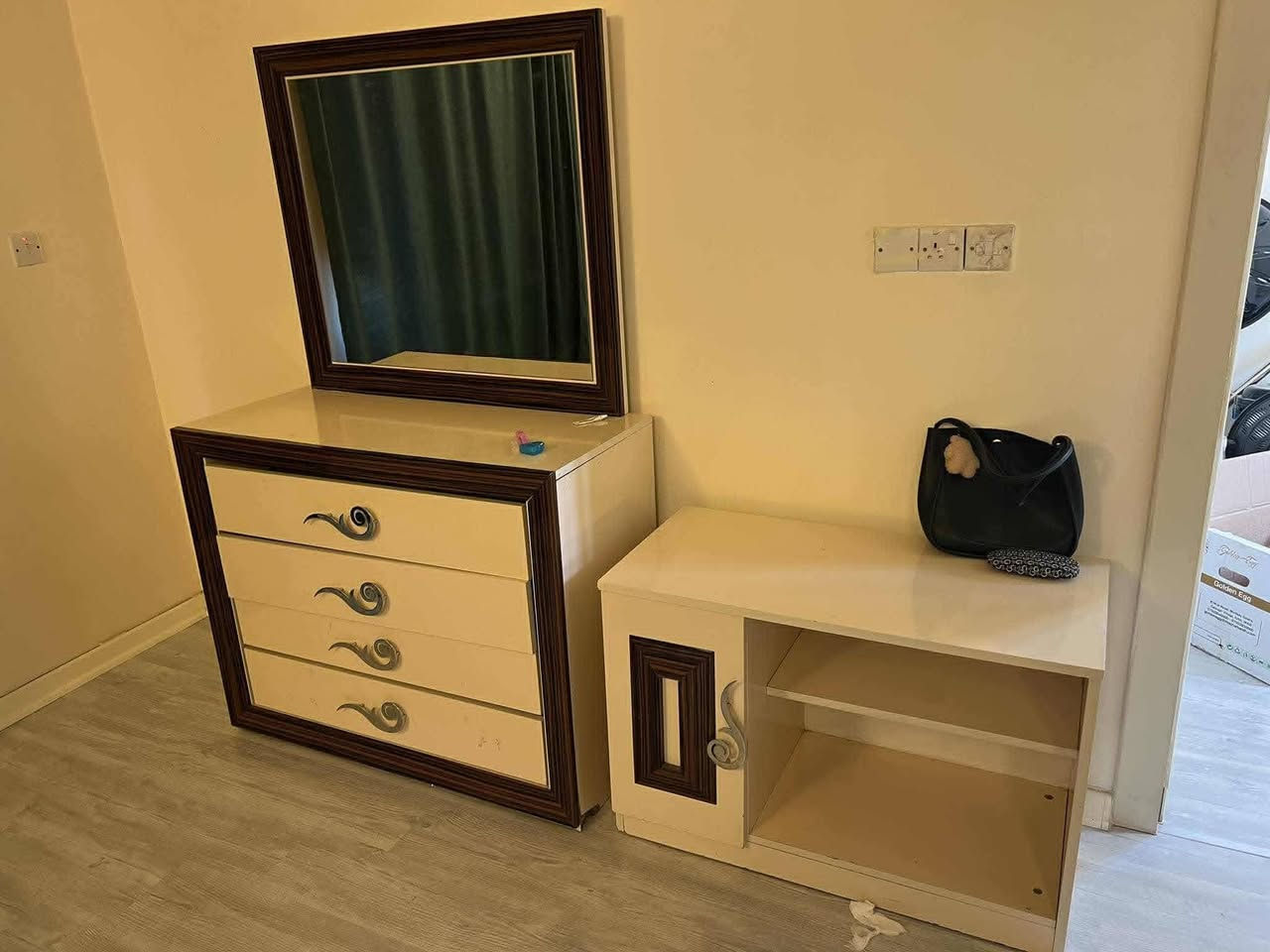 غرفه نوم للبيع اربيل من يريد خابرني على هذا الرقم
***********
