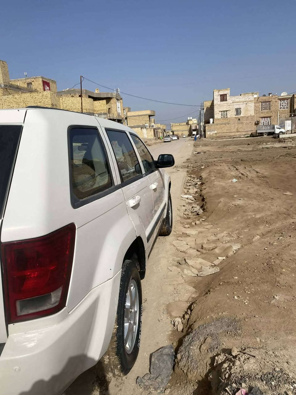 جيب شيروكي موديل 2008 السياره مكفوله عده ضربه الوارد وبيه طخه بصيطه بجاملغ المامي مثل ماواضح  بصوره للاستفسار *********** غير متواجد علفيس
