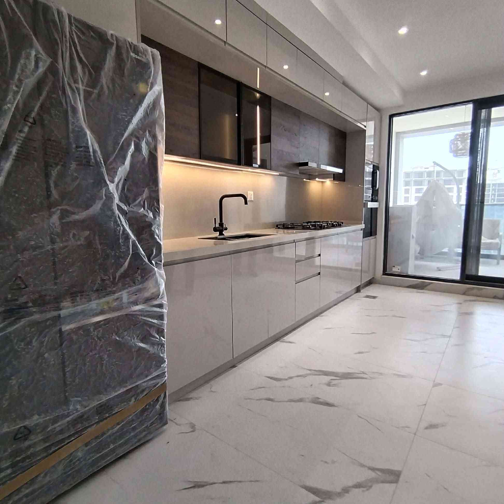 النجاره كلمه يراها الجميع حرفه او مهنه عاديه لاكنها 
اصل وفصل كشجره تحتوي على عدت عوامل للعيش كا 
جذور والثمار والاغصان والاوراق منها من يعمل على غصن ومنها على ورق ومنها على ثمار لاكننا الوحيدين نعمل على جميع اجزاء الشجره من كل نواحيها وانواعها 
نعمل على ان نجمع الشجره من جديد بعد دخولها الى معامل نشاره لكي تثرم وبعدها تكبس وتصبغ لكي تخرج طبقا ونقوم بفصال طبقا وتحويلها الى جمال الذي تراه امامك ماعليك سوا ارسال رساله نصيه والباقي علينا 
#ابوجودالسيد*********** 
#الجميع
