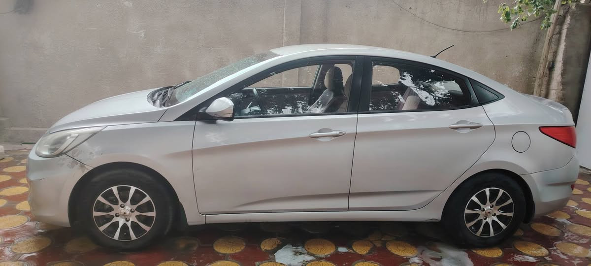 "للبيع: هيونداي أكسنت (خليجي) 🚗
​الموديل: 2016
​المواصفات: خليجي أصل، مواصفات كاملة (تحكم ستيرن، إشارات بالمرايا).
​رقم بغداد، السنوية باسمي والتحويل مباشر.
​ناقل الحركة: أوتوماتيك (كير 6 سرعات) 
​الحالة العامة: السيارة نظيفة جداً وبحالة ممتازة، تبريد ثلج، وجاهزة من كل النواحي (شغل واطلع).
​السعر: للاستفسار ومعرفة السعر يرجى الاتصال أو المراسلة.
​المكان: النجف - الكوفة
للتواصل والاستفسار: ***********" النجف, العراق
