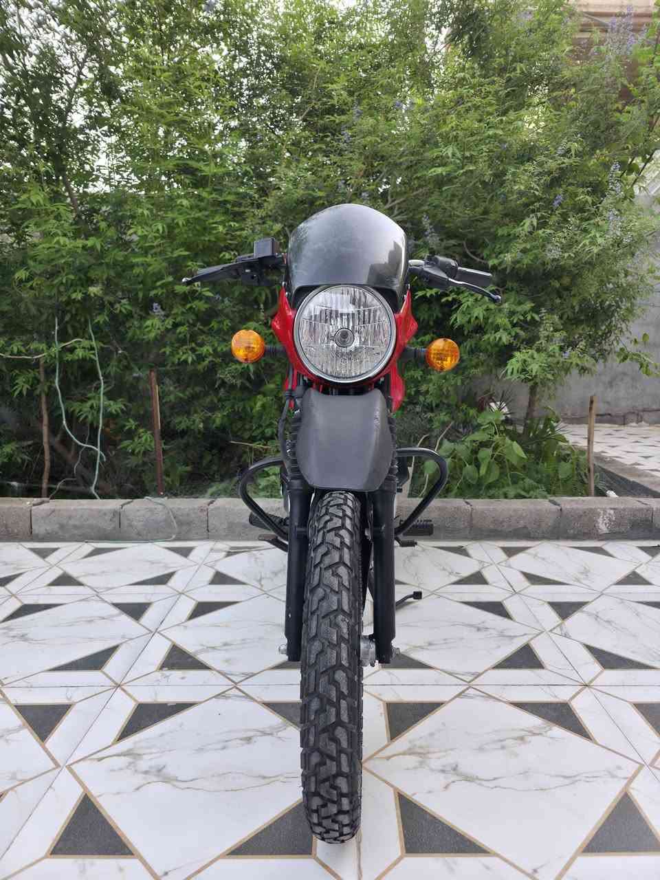 السلام عليكم
 للبيع دراجة بجاج بوكسر 150cc
​الموديل: 2022
​ الممشى: 5,000 كم فقط (استخدام خفيف جداً بحكم المماش)
​الحالة العامة: ممتازة، نظيفة جداً 
​الموقع: البصرة / كرمه علي.
​السعر: 1,750,000 دينار
​للتواصل والمعاينة يرجى مراسلتي أو الاتصال: ***********
