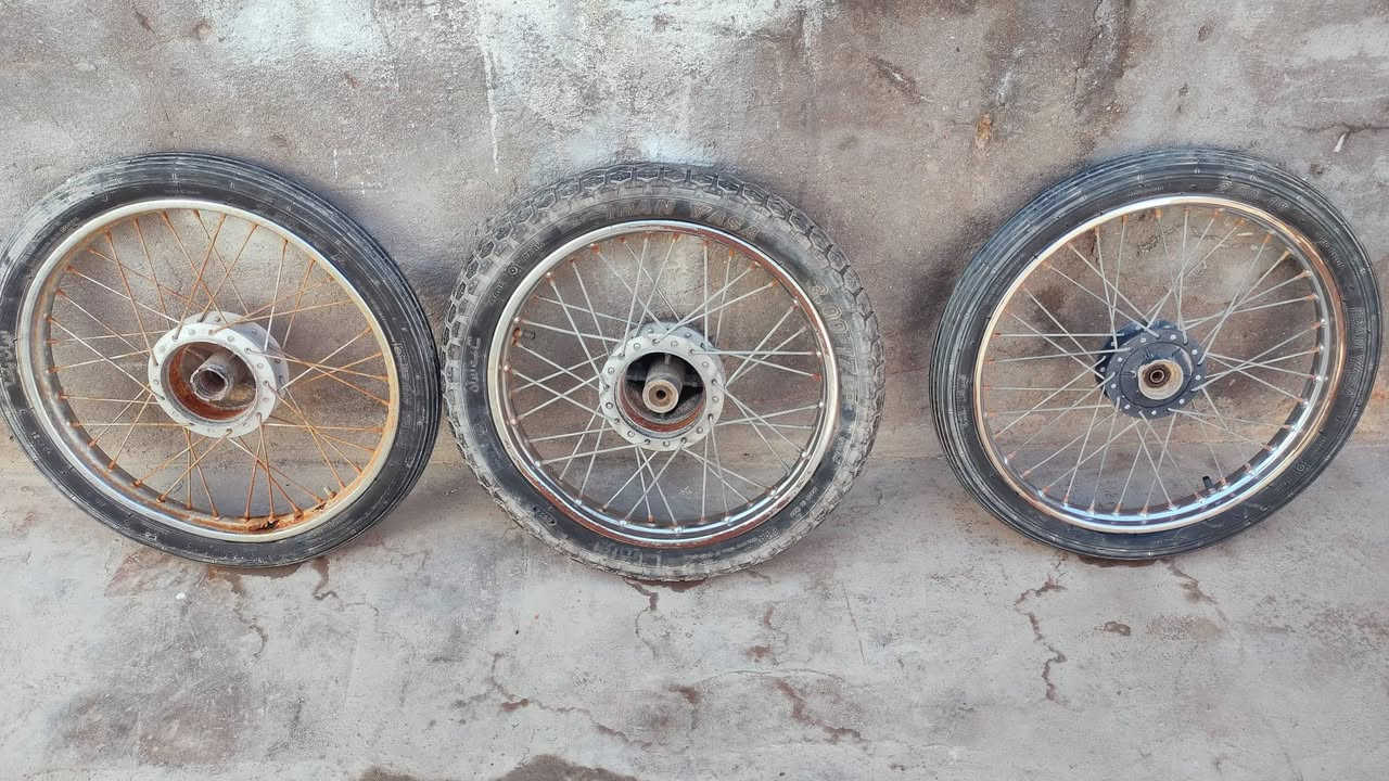 ويلات ثنين نضاف وتايراتهن نضاف بدون تيوب ويل ثالث طاك بس تاير نضيف. طوبه مال الويلي البيع والشراء يجي خاص ويدلل


**إذا كنت صاحب هذا الإعلان وتريد حذفه لأي سبب، رجاءا أرسل رسالة إلى الدعم الفني**