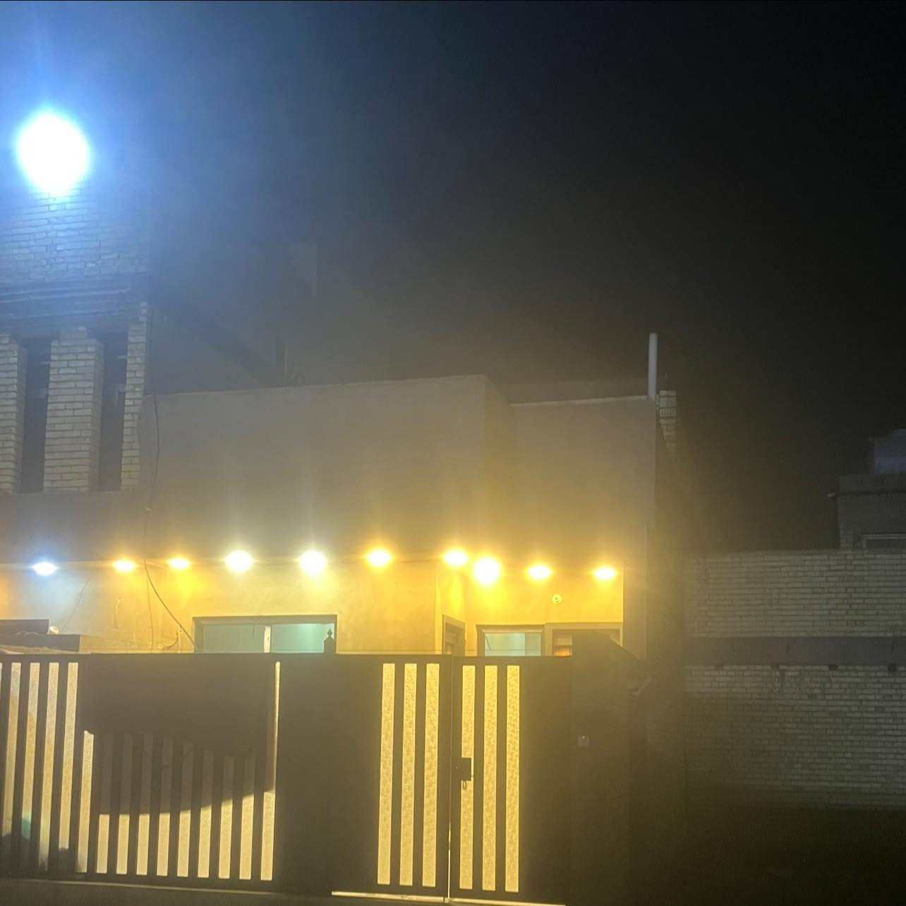 سلام عليكم بيت مساحة ١٢٠ م  طابق واحد الدوانم شارع البلوك بدايته عل الشارع الرئيسي خدمات كاملة 
واجهة ٦ وربع  
بناء جديد ارضية مرمر  بيبان قاصة الشبابيك ألمنيوم يحتوي على استقبال ومطبخ الجدران لوح 
وصاله مفتوحة وحمام  وغرفة نوم
*********** بي واتساب
