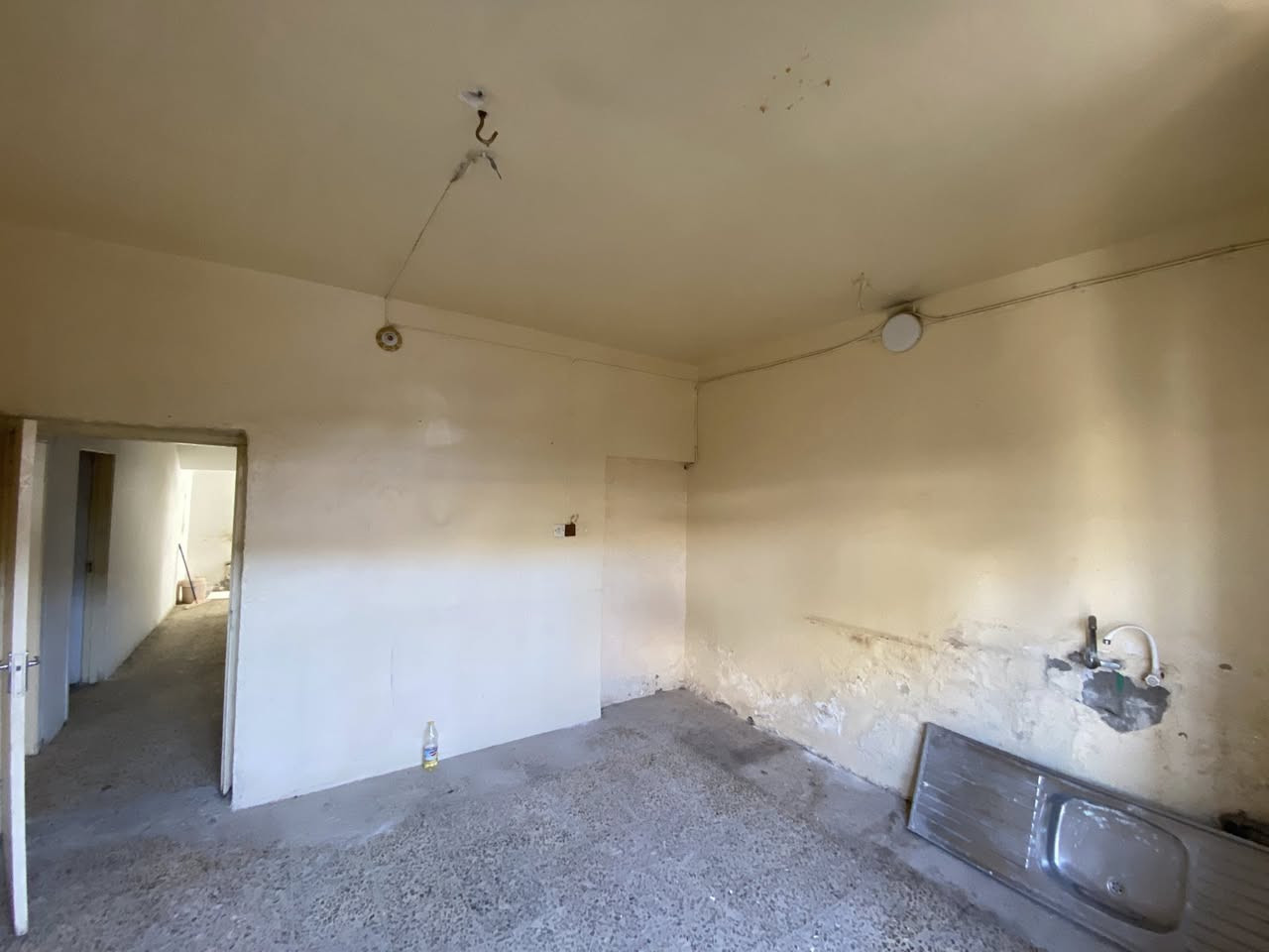 السلام عليكم مشتمل للايجار متكون من مطبخ هول غرفتين نوم صحيات خارجيه وداخليه وبيتونه وسطح جبير 
الموقع حي الامام شارع الجامع اسد الله الغالب السعر 325 الف للاستفسار ***********
