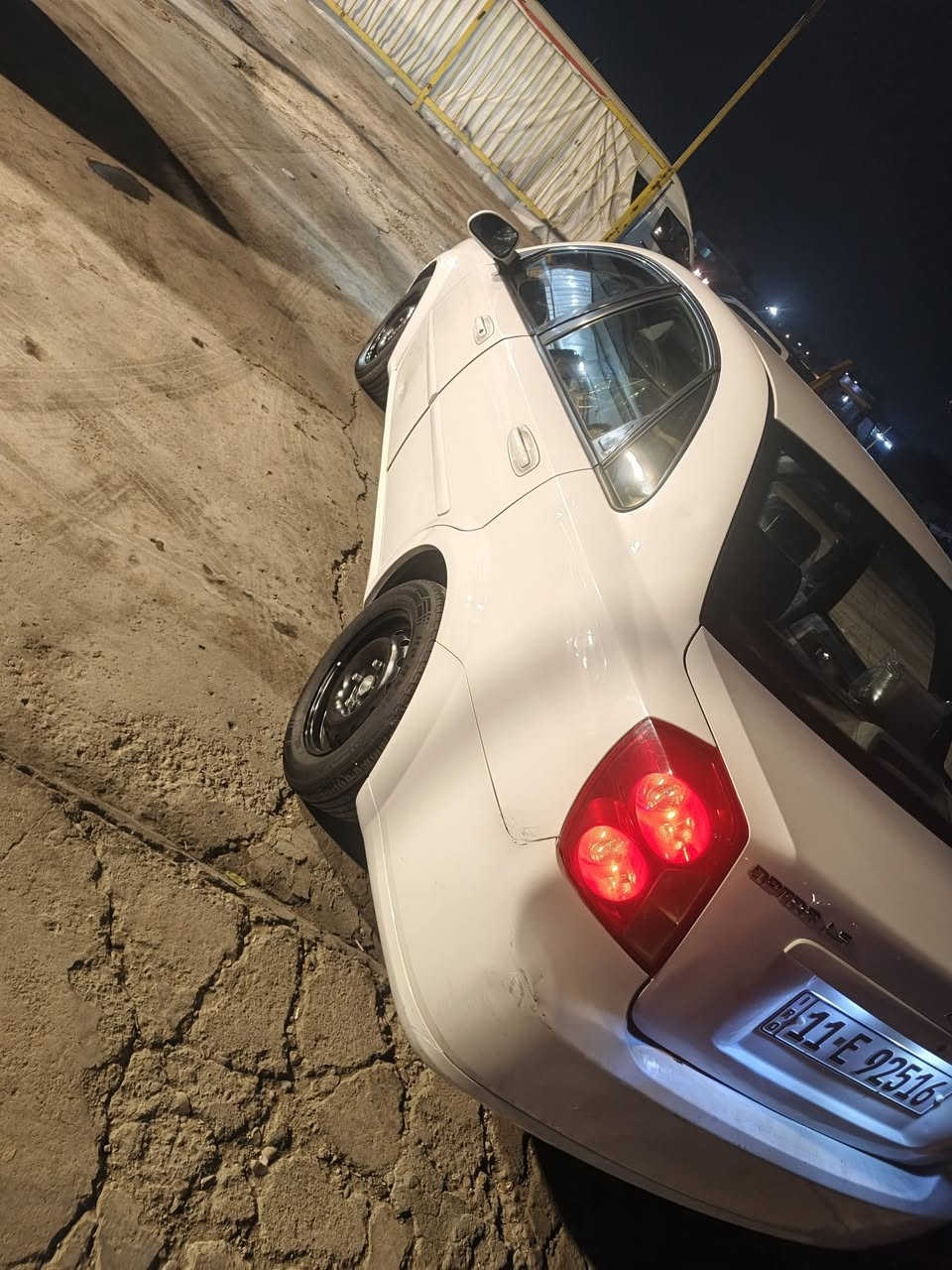 السلام عليكم اوبتره 2012 رقم بغداد مكينه 1600 السياره كفاله عامه بيه بس جاملغ المامي اليمن تخم تاير جديد السياره عله وضع الشركه مكان بغداد  السعر 82 وبيه مجال رقم الهاتف ***********
