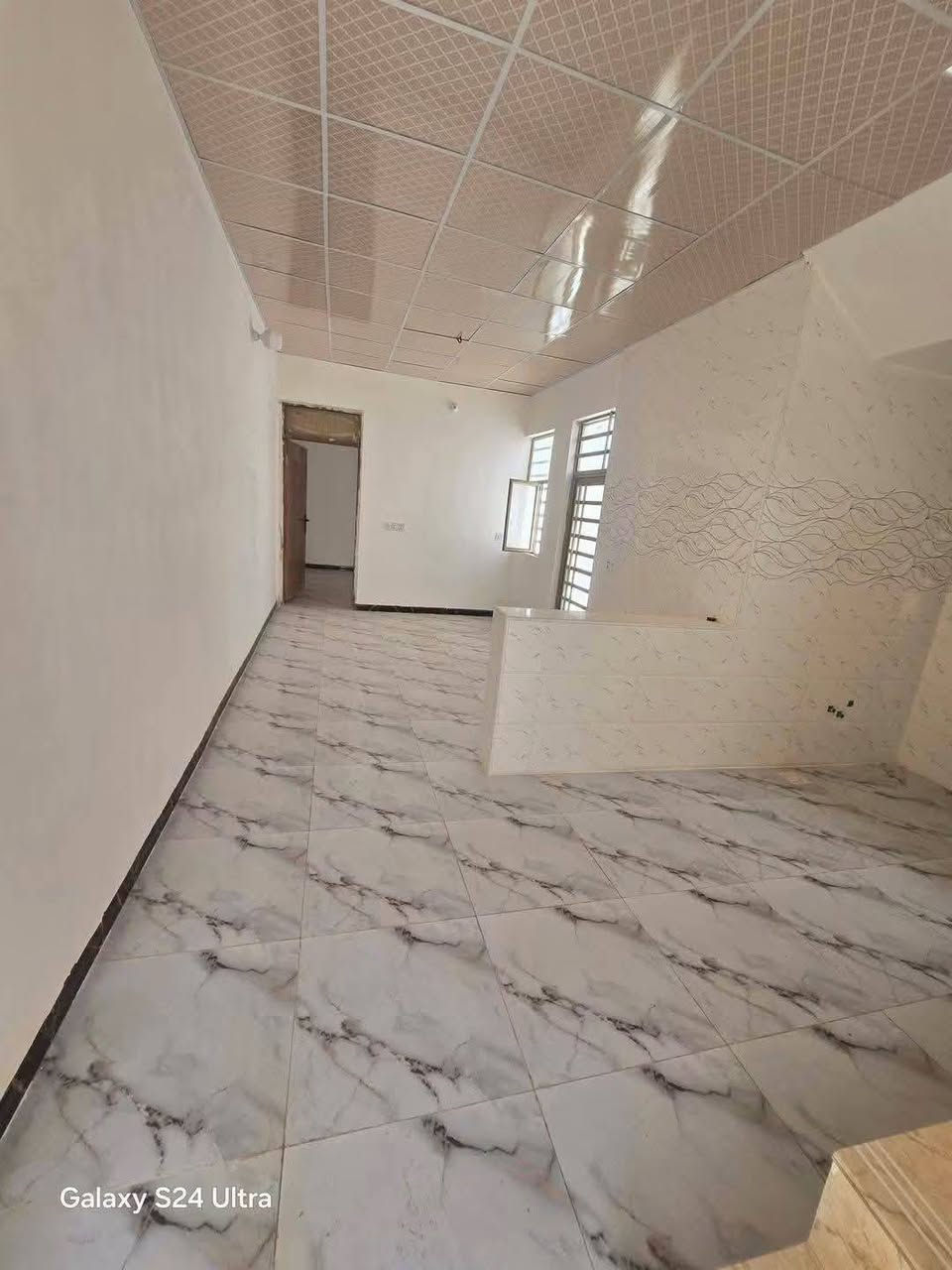 بيت لبيع بشارع المطار الجديد المساحه ١٠٠متر بناء جديد مفتاح مباشر تستلم يحتوي على غرفه وصاله ومطبخ وستقبال ومكشوفه وصحيات داخليه وخارجيه السعر ٣٣وبي مجال للستفسار ***********مكتب بركات ام البنين قرب مثلجات سنبله
