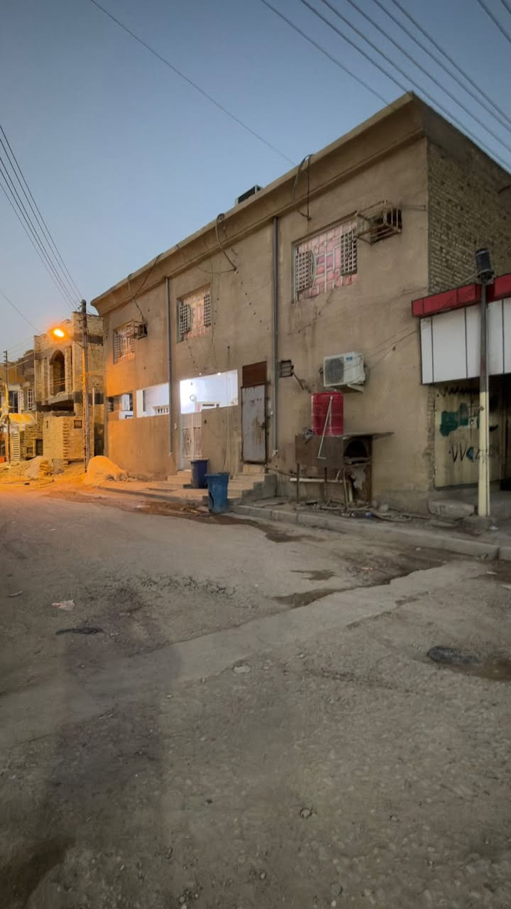 بنايه تجاريه للبيع
تحتوي على شقتين كبيرتين+ثلاث محلات
مؤجره بوارد شهري مليون دينار و موقع ممتاز 
العنوان : العرضات قرب النفق شارع حسينه ابو الفضل العباس (ع) مقابل اسواق سيد حسن 
للاستفسار الاتصال على : ***********
