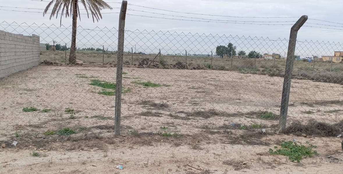 سلام عليكم قطعة ارض للبيع مساحه 500 متر  زراعي سند 117مكان واسط العزيزية مقابل السوس مجاور الشقق السكنيه للستفسار الانتصال على رقم الهاتف ***********
