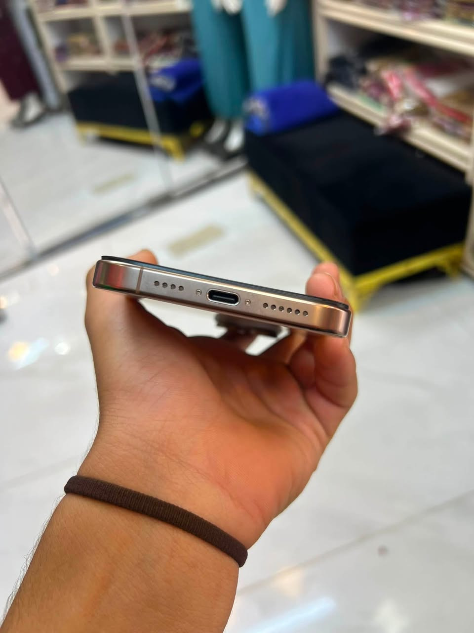 سلام عليكم
أقوى سعر بل موصل نار 
آيفون ١٦ برو ماكس ب ٧٥٠وبي مجال 
ذاكره ٢٥٦ 
دبل سيم 
بطاريه ٩٢
مبدل شاشه فقط فيس إيدي شغال
لون ذهبي 
كامرات ثنين فقط عطل بل حساس تصليحه ب ٧٥ 
النضافه ١٠٠/٩٧
للاستفسار خاص أو ***********
