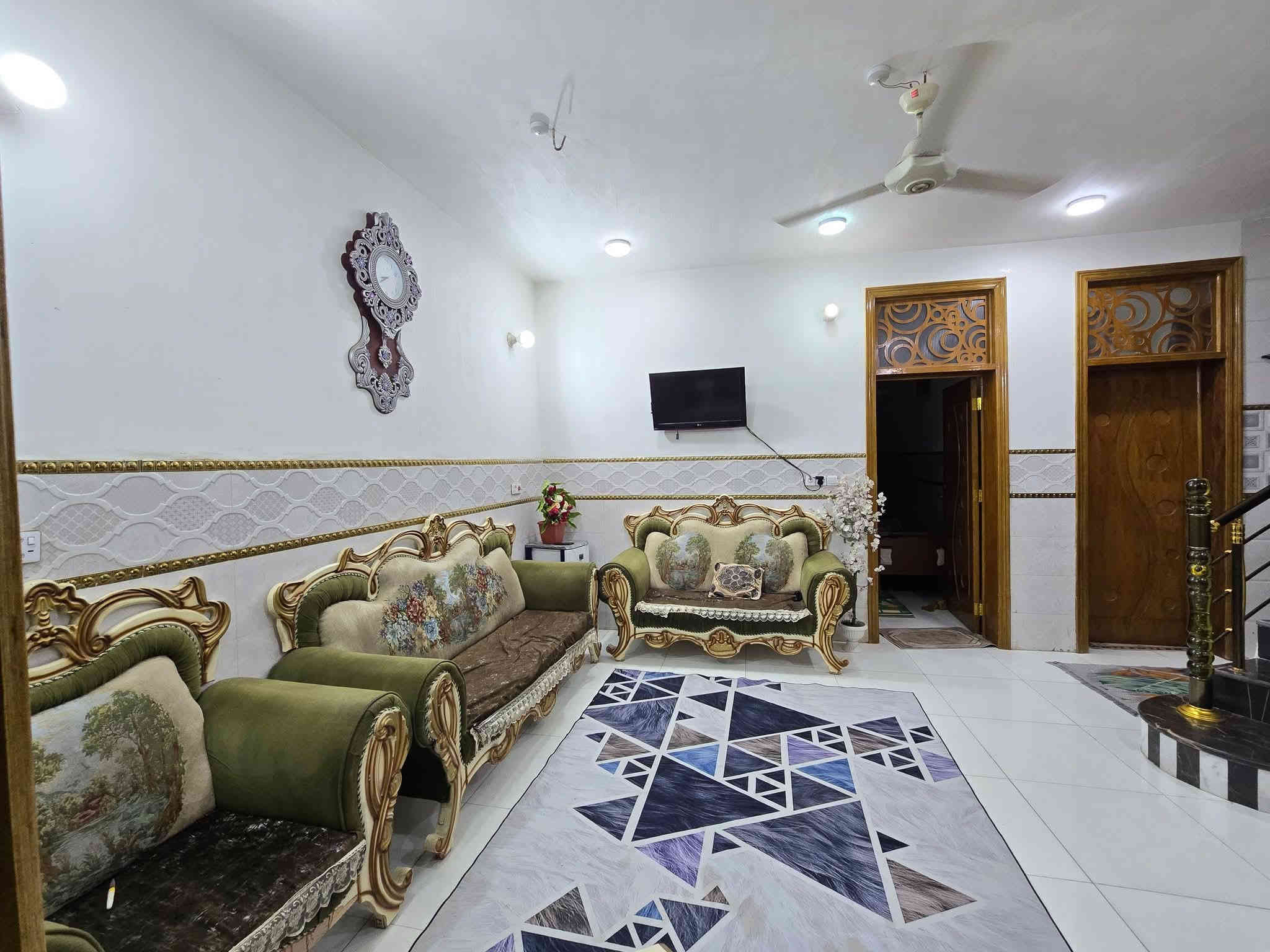 دار للبيع مساحه 200م 
طابو زراعي سند 25 
الطابق الاول 
غرفتين نوم.   هول.   استقبال.   مطبخ.   مجمع صحيات داخلي وخارجي.       كراج سياره 

الطابق الثاني 
غرفتين نوم.     هول.     مجمع صحيات.   

السعر 135وبيه مجال.   بيع مستعجل 

بناء حديث  طابوك.  صب كونكريت.    عرض الشارع 8م
بابل ورديه داخل قرب الأمام سيد موسى 
***********
