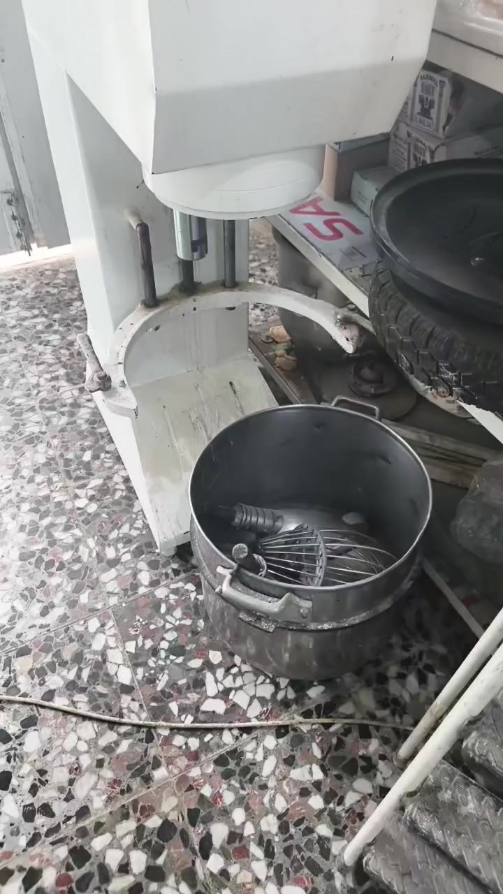 خلاط سوري ابو ٦٠ لتر   مستعمل شي قليل   مكاني نجف  *********** واتساب موجود
