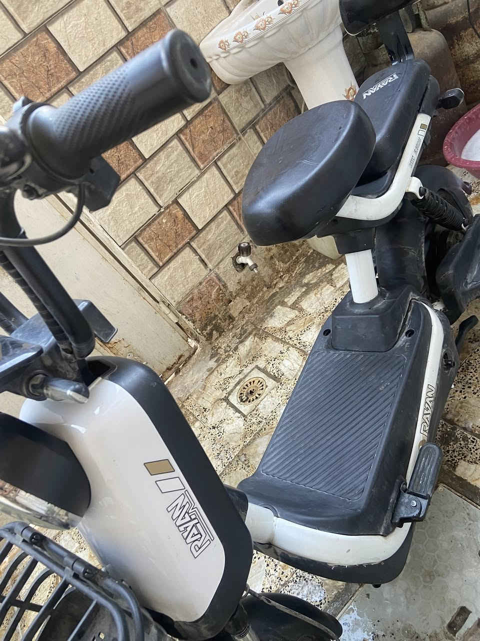 السلام عليكم شباب من رخصه الادمن المحترمين 
دراجه ريان للبيع 
حجم 14 
استعمال قليل 
كلشي شغال 
ملف 500
اشاير شغال كهربائيات كلها شغاله 
بيها نضام الp
تمشي 40 حقيقي 
للتواصل *********** 
مكاني بغداد 
السعر 250 وبيه مجال للطيبين
