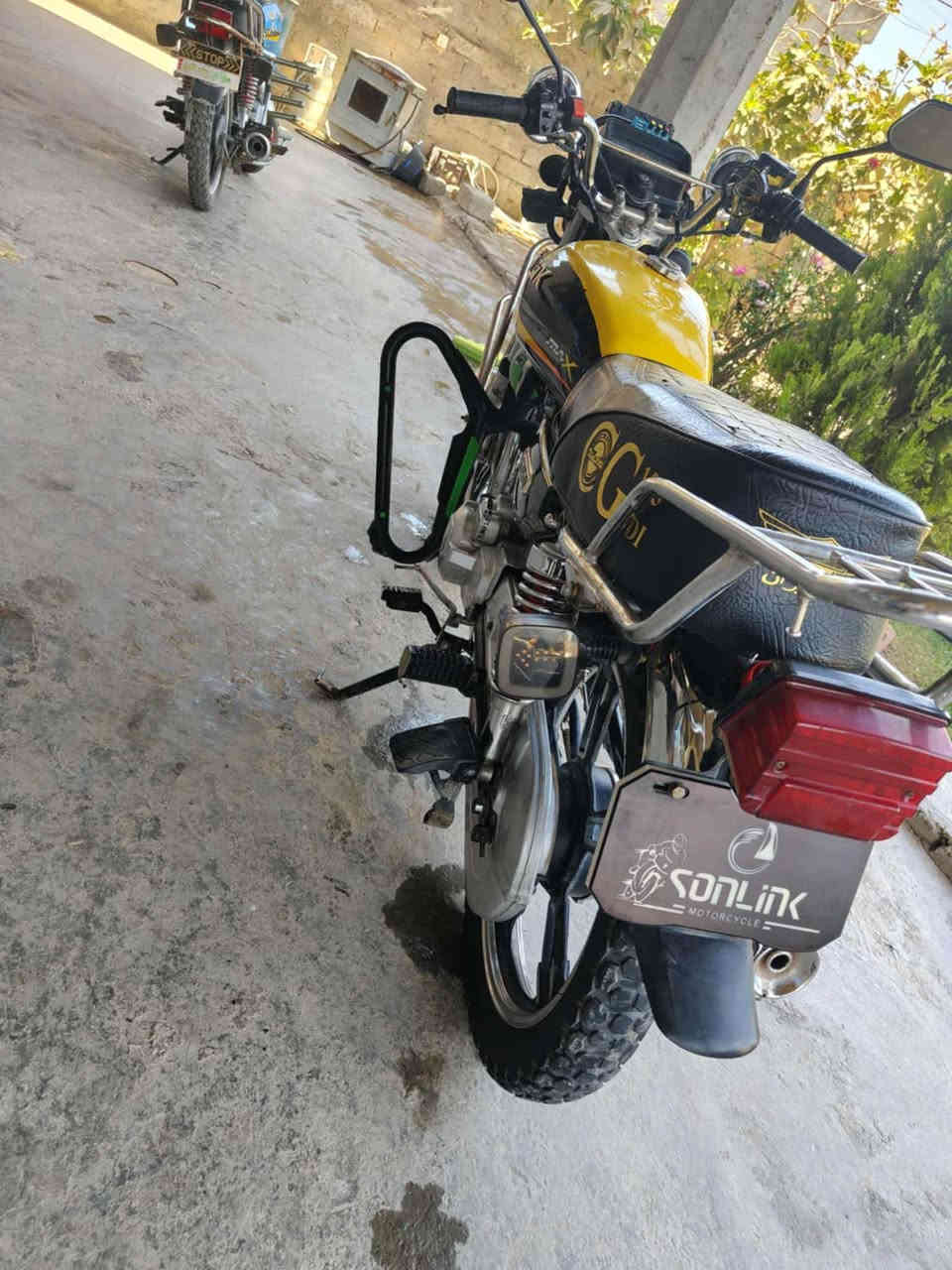 السلام عليكم. 
سيفان للبيع موديل 23نضافه فول.
محرك مفتوح بس شرط نعومه وعزم فولل. كهربائيات كلها شغاله. محرك وياله شاصي مكفول منل ويل للويل موطور مال جناي مامتعوب. السعر خاص او هـ. ***********.مكان بيجي
