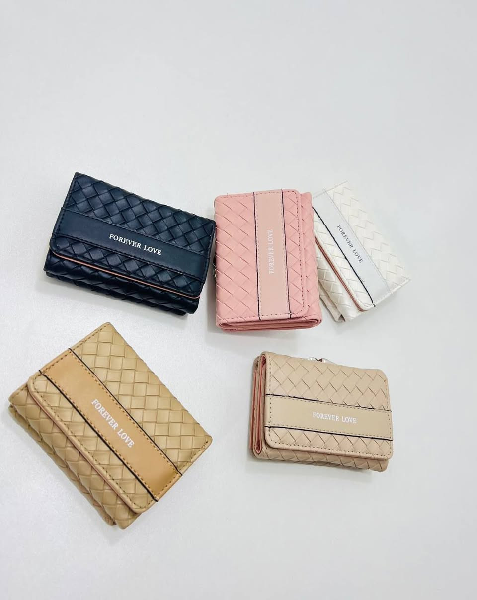 💼 محفظة FOREVER LOVE الأنيقة 💼
إذا تحبين الأناقة المرتبة والتفاصيل الناعمة… هاي المحفظة صممت خصيصاً إلك 🤍
🔹 خامة جلد صناعي فخم بنقشة مميزة
🔹 تصميم عملي وصغير يناسب كل الشنط
🔹 أقسام متعددة لتنظيم الفلوس والكروت
🔹 غلق محكم يحافظ على محتوياتك بأمان
🔹 متوفرة بعدة ألوان راقية: كحلي – زهري – أبيض – بيج – جملي
✨ مناسبة للاستخدام اليومي
✨ فكرة هدية أنيقة ومرتبة
✨ خفيفة وسهلة الحمل


**إذا كنت صاحب هذا الإعلان وتريد حذفه لأي سبب، رجاءا أرسل رسالة إلى الدعم الفني**
