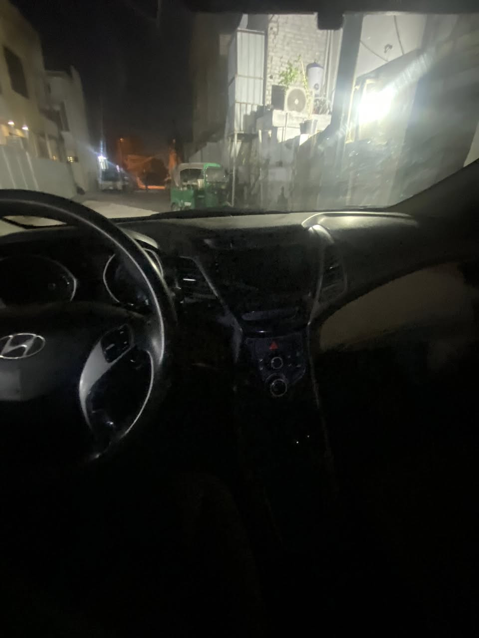 النترا خليجي موديل 2016  قطعتين تبريد محرك 2000 دوش بيها 3 قطع صبغ بدون دواخل  رقم بغداد محرك كير كفاله عنوان بغداد الغزاليه ***********
