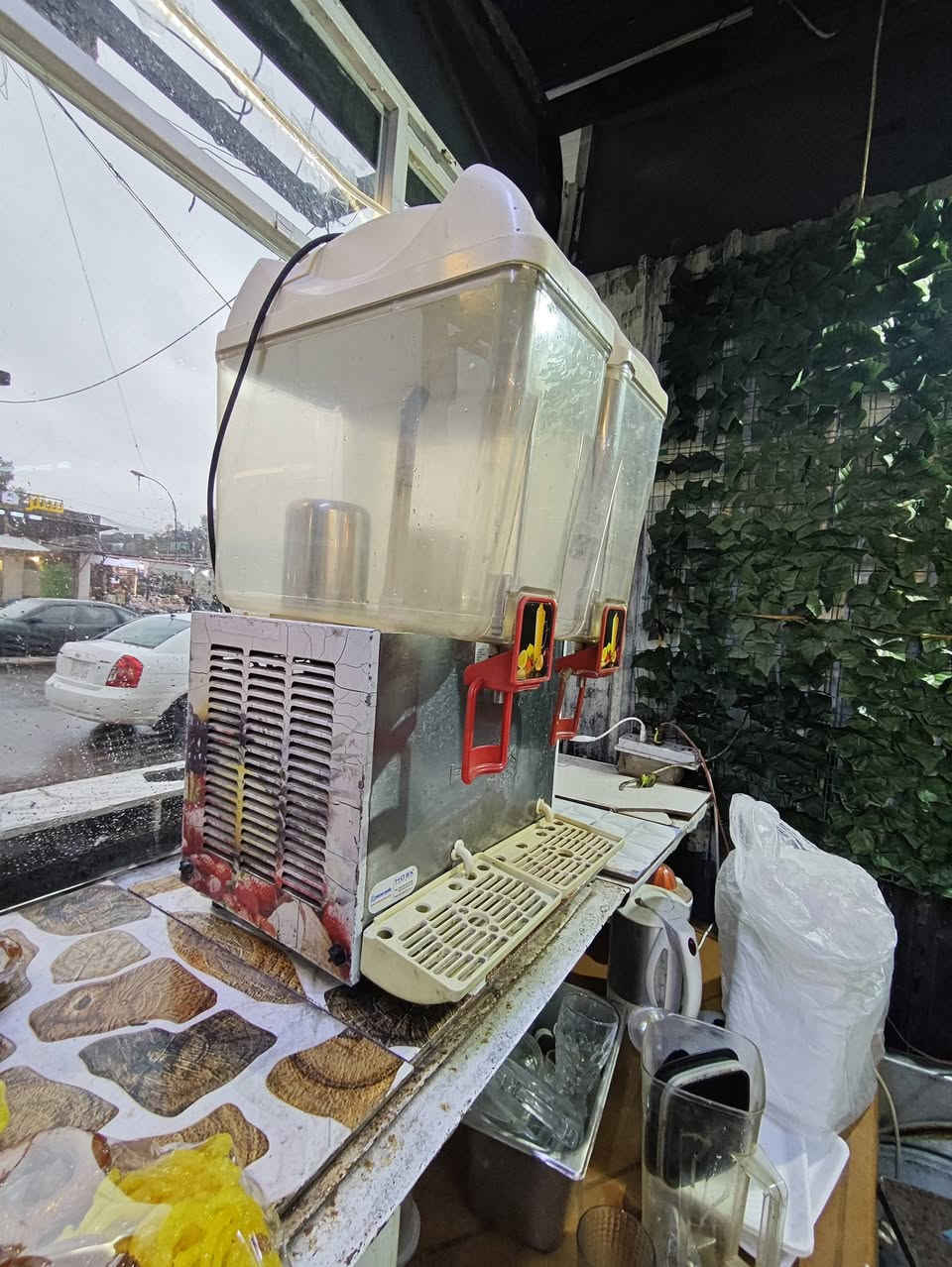 السلام عليكم
عارضات بطح عدد٢  + عارضات عامودي عدد٢ +مكينه شربت هوسك الاصلي +كونفيرا  ابيع شلع  لشراي يتصل ***********
