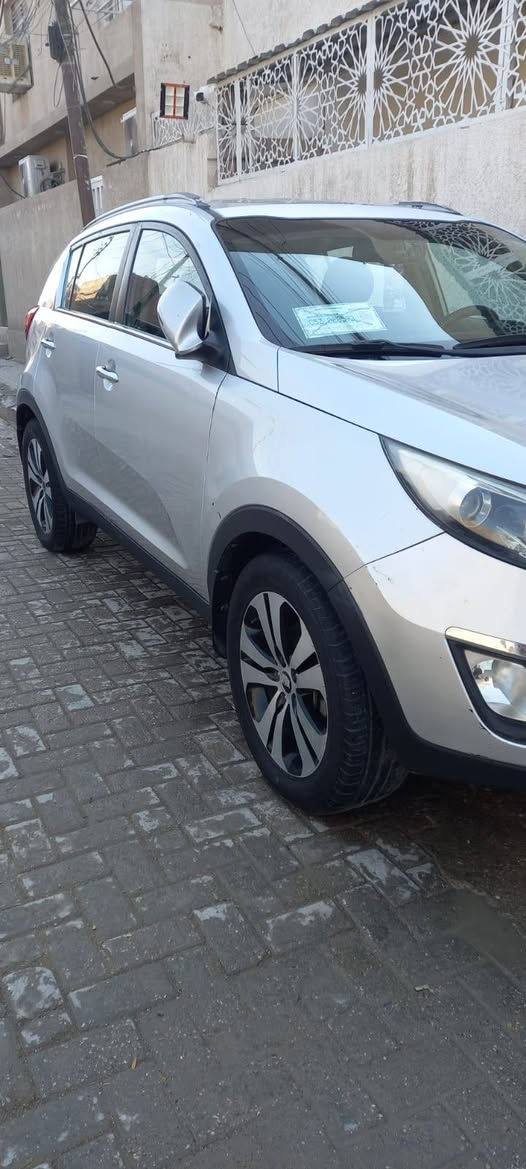 السلام عليكم سبورتج للبيع موديل 2012 خليجي  مكفوله  بارد بسيط شاملق الامامي السياره رقم بغداد انجليزي باسمي مكينه 2000 مقفوله حداديه وتبريد مقفول عنوان  بغداد رقم الهاتف ***********
