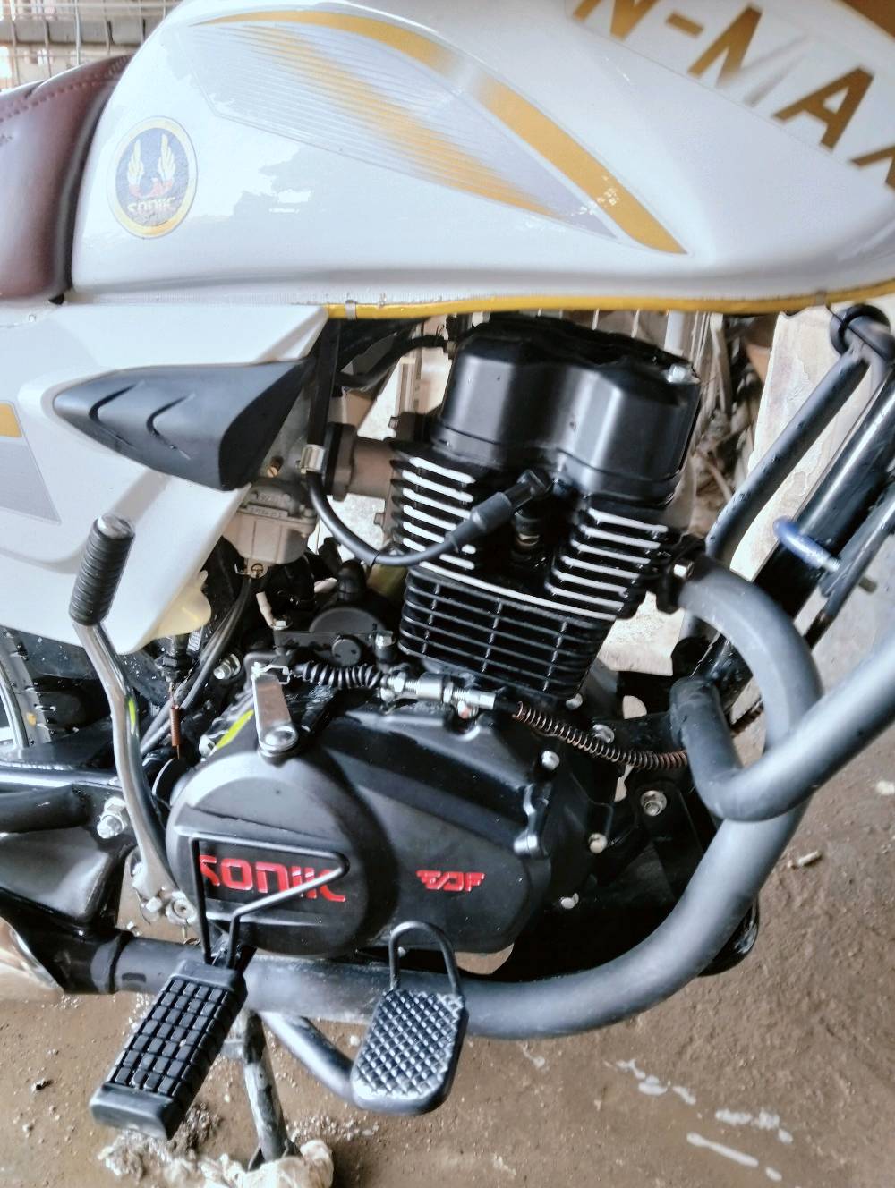 نجف حي النصار دراجه للبيع مديل 26 رقم نجف شرط كبل ادورلك بسمك ثاني يوم طلعته من الوكيل قبل 3 اشهر صارت عليه مليونين و200  دراجه شاهد الله كلشي مابيه بس حتاجيت فلوس واريد ابيعه محرك 200 مواصفاته كله مال دايون وبيه ضاغطه زنجيل   اريده مليون 950    تجي وشوف العداد شكد ماشي  *********** دك عليه و راسلني وبيك خير وتدلل