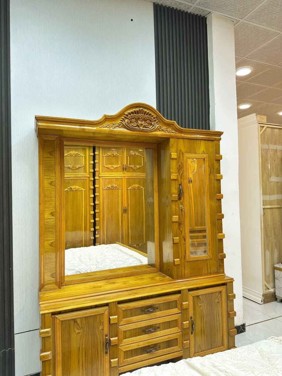 غرفت نوم شغل جميل جدآ وسعر مناسب معه توصيل وشد كامل للستفسار الاتصال علئ الرقم *********** واتساب متوفر بكل الاوقات
