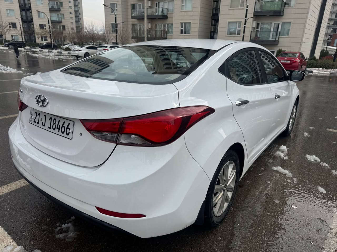 بە ناوی خوای گەورە
هۆندای ئەلەنترا 2014 شکڵ گۆڕاو شکڵی 2016
شتی لۆک و دانسقە و سفر
مەکینە١٨ گەورەی مەڕغووب
هەموو گیانی لە سەر دەقی شەریکە ماوەتەوە
بێ بۆیاخ و قوپاوی و شوخت و سارد
ڕەسمی سۆنەرەکەم داوە
مواسەفاتی تەنها سڵاید و بەسمە نییە
کەم ڕۆشتوو 
بە ناوی خۆمەوەیە تا وەکو 2030 
دینارێ مەسرووفی نییە
تایە و باتریشی تازەیە 
سپێری دانەبەزیوە
چرکەی تیا نییە 
هەردوو سویچ و کەتەلۆکی شەریکەی ماوە 
وەکو سفر وایە
شوێن سلێمانی
*********** السليمانية, العراق
