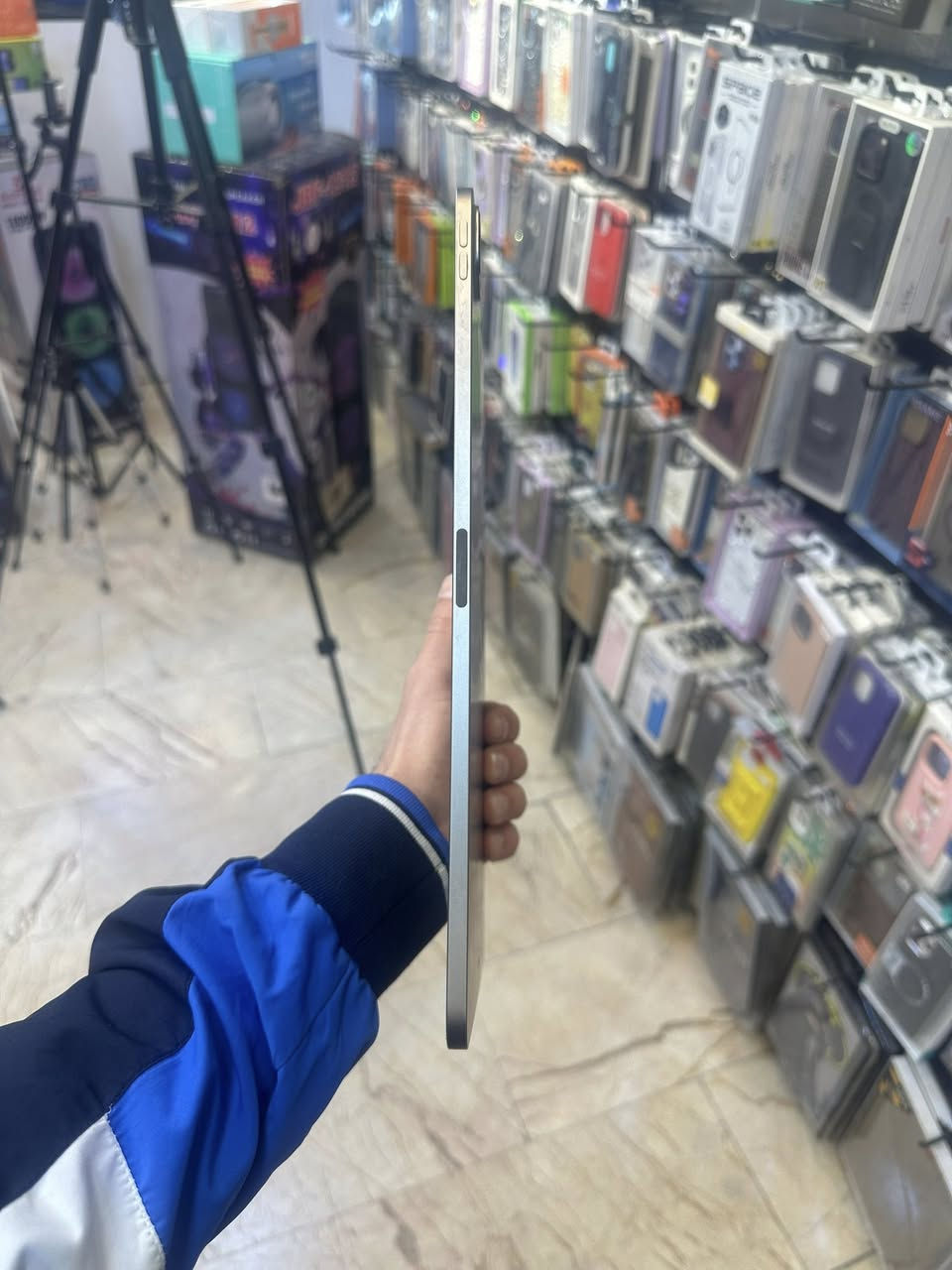 السلام عليكم
Ipad pro 2021 m1 2.19inch 128 GB
الجهاز نظيف وما مفتوح أبد 
بي مشكلة وحدة بس يشحن بس على شاحنة شاومي وياه شاحنة
السعر 450 ألف قفل
مكاني بغداد العامرية
*********** لا يوجد توصيل
