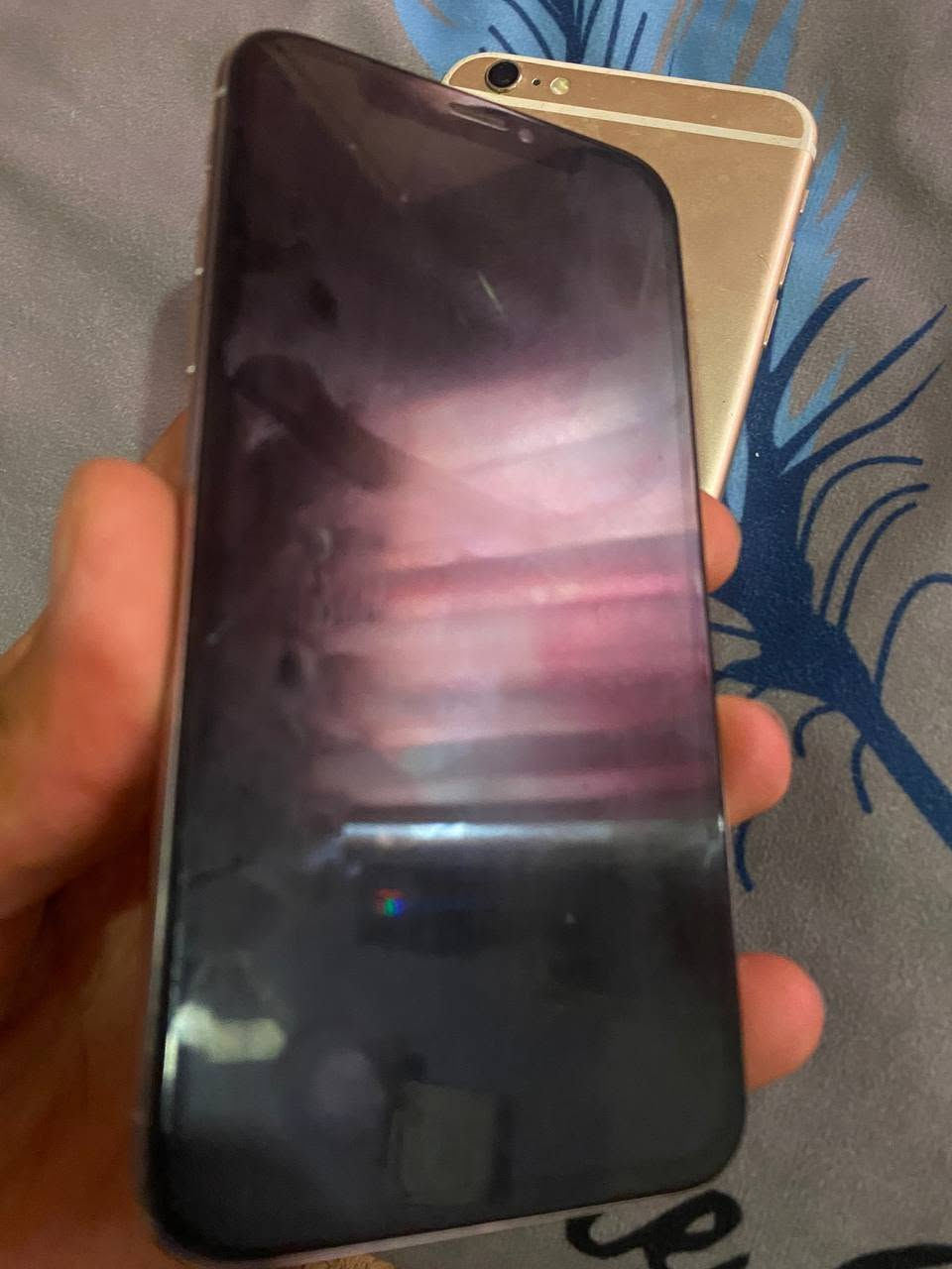 ب30 ألف ثنينهن شاشات
ايفون x وايفون 6 فدوه لاتسألني شبيهن لان عطلانات وماعرفلهن والله ابيع هيج
***********
