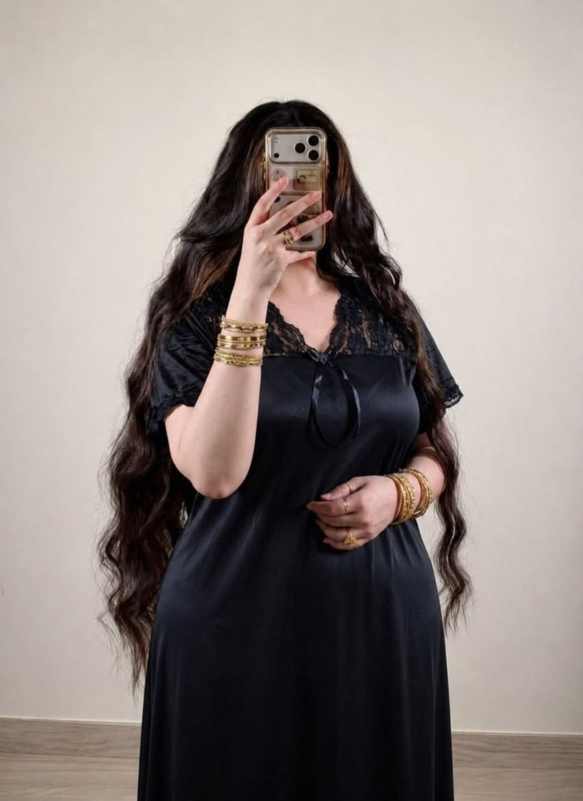 ‏دشداشة بسواد فاحم ملكي 🖤🖤
‏
‏تصميم ناعم ومرتب يبرز الأنوثة بذوق راقي 🖤
‏قماش خفيف ومريح بقصة انسيابية تجنن ❤️ 
‏
‏القياسات / فري سايز تلبس من وزن 50 الى 80 كيلو ✔️
‏
‏🚘يوجد خدمة توصيل لجميع محافظات العراق ٤ الاف🚘
‏


**إذا كنت صاحب هذا الإعلان وتريد حذفه لأي سبب، رجاءا أرسل رسالة إلى الدعم الفني**