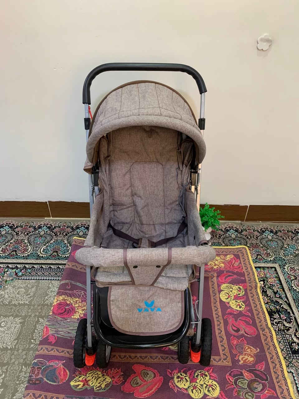 عارەبانەی مناڵان زۆر کەشخەو جوان 8 تاییە ، کورسیەکەی تەختەکرێ بۆخەوتن ، شوێن قاچەکەی بەرز دەبێتەوە ، دەسکەکەی دو ئاڕاستەیە ، قایشی بەستنەوەی هەیە ،ژێری هەیە بۆ شت هەڵگرتن ، بچوک ئەکرێتەوە بۆناوسەیارە 
سوکوسۆڵەو بەکارهێنانی زۆر ئاسان و خۆشە 
لەتەمەنی یەک ڕۆژی بۆی ئەبێ تا 5 ساڵی 
سعریشی زۆر زۆر گونجاوە  هەر کەس ویستی مەسج بکا لە خزمەتیام


**إذا كنت صاحب هذا الإعلان وتريد حذفه لأي سبب، رجاءا أرسل رسالة إلى الدعم الفني**