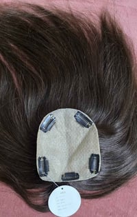 شعر طبيعي • حجم كبير • يغطي الراس