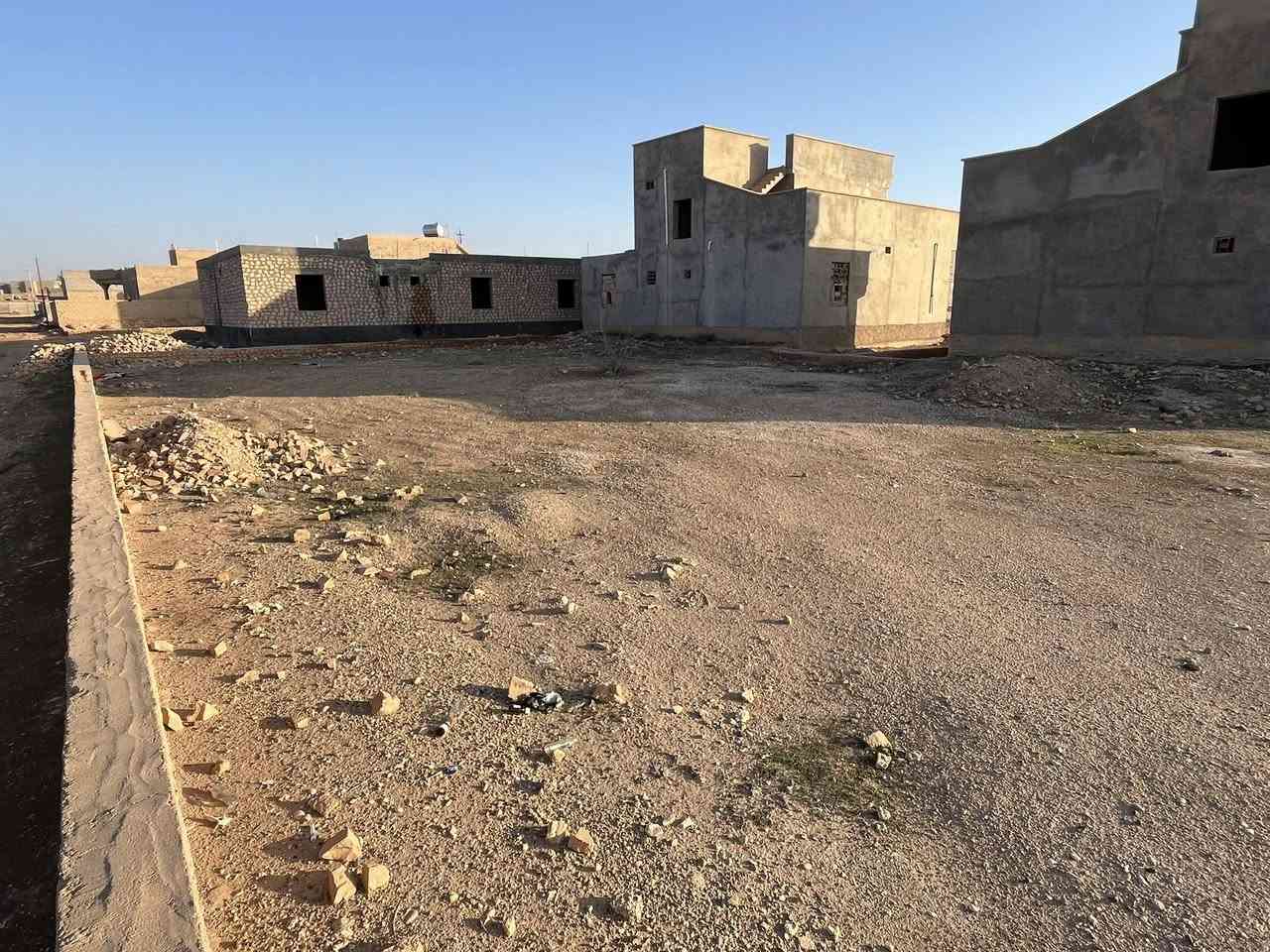 قطعه ارض للبيع في حي تنك مساحه 800 تنباع قطعتين او قطعه كامله تبعد عن مركز صحي 250 متر استفسار اتصل ع رقم ***********
