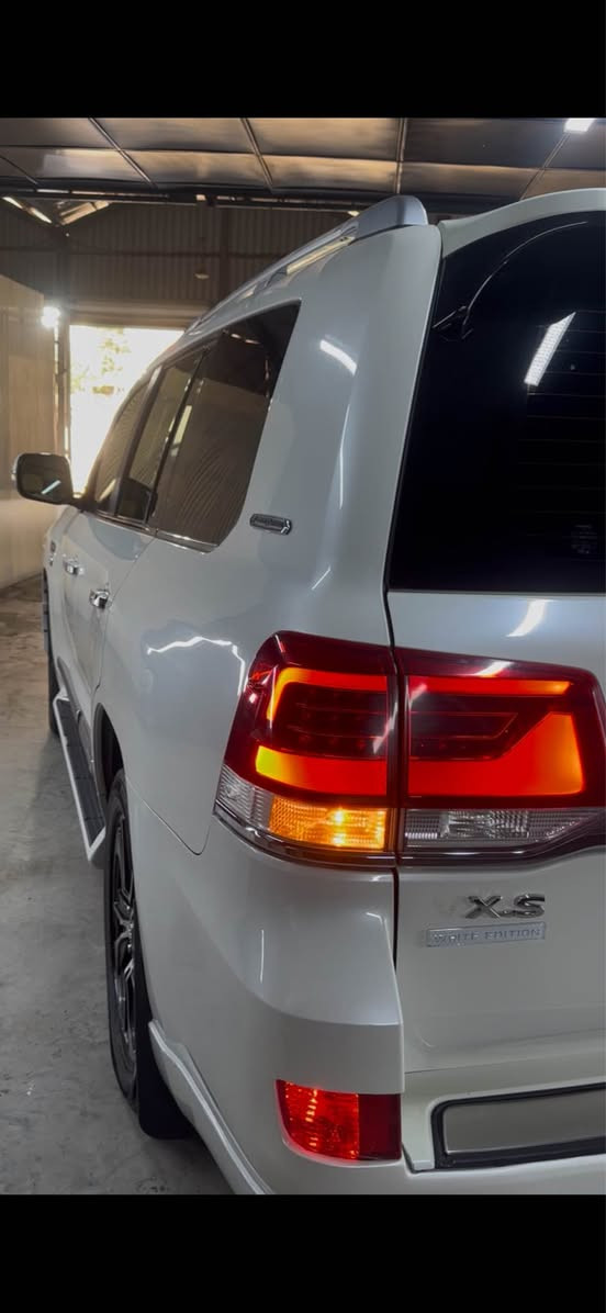 LANDCRUSIER  
مۆدێل : 2016
مواسەفات VXS 
مواسەفات لێگزز مەکینە 8 پستن 5.7
ماوەی ڕۆیشتنی 150 هەزار کیلۆمەتر 
بەبێ سبوغە تەنها 2 جێ تەحدیلی گچکەی هەیە 
نرخی 450 وەڕەقە 
بۆ پەیوەندی کردن : *********** سوران, أربيل
