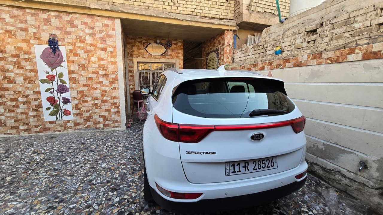 كيا سبورتج ابيض 2017 خليجي وكاله 
بصمه مري شفط  وحساسات امامي وخلفي واشاير مري ويل كب  19 شاشه وكامرا بلادي تحكمات ستيرن وكروز سرعه وثلاث وضعيات قياده محرك 2000 دوش تبريد قطعتين مدوشمه الكشنات جلد والكاعيه جلد ماشيه 118 الف الكير والمحرك بحاله جيده جدا السياره مكفوله من الضرر والصبغ  ببها بارد كم قطعه وبيها طلقه مكحله بلبنيد العنوان بغداد العبيدي 
السعر 175 ورقه  للاستفسار ***********
