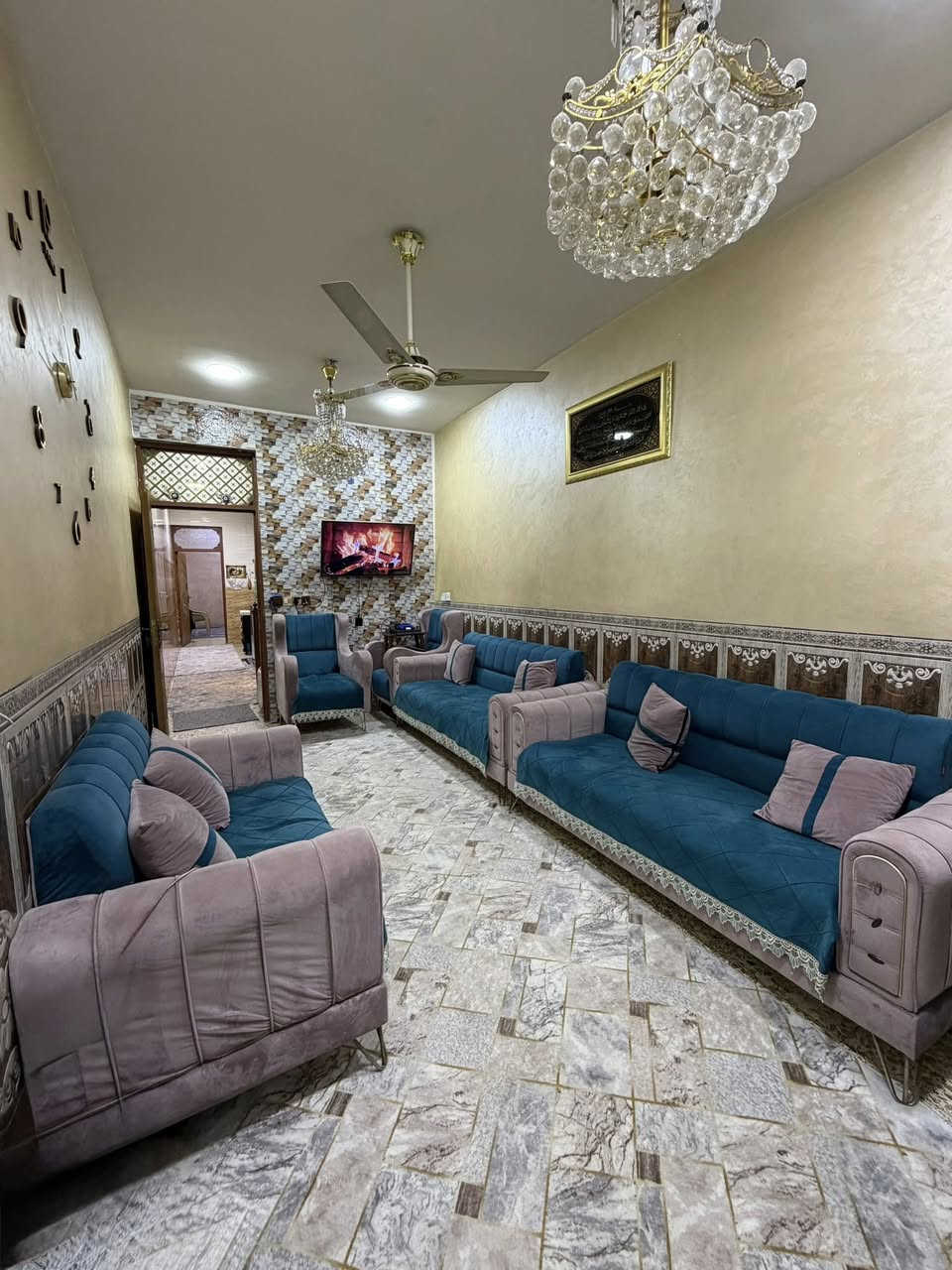 مشتمل 63م #للبيع واجهه 3 حديث  " بيت حلو و مرتب "
استقبال و3 غرف نوم و خدمات طابقين

#السعر 135 مليون وبي مجال / طابو ملك صرف
الشعب عدن مقابل مطعم حجي عادل وقرب شارع عدن

***********
