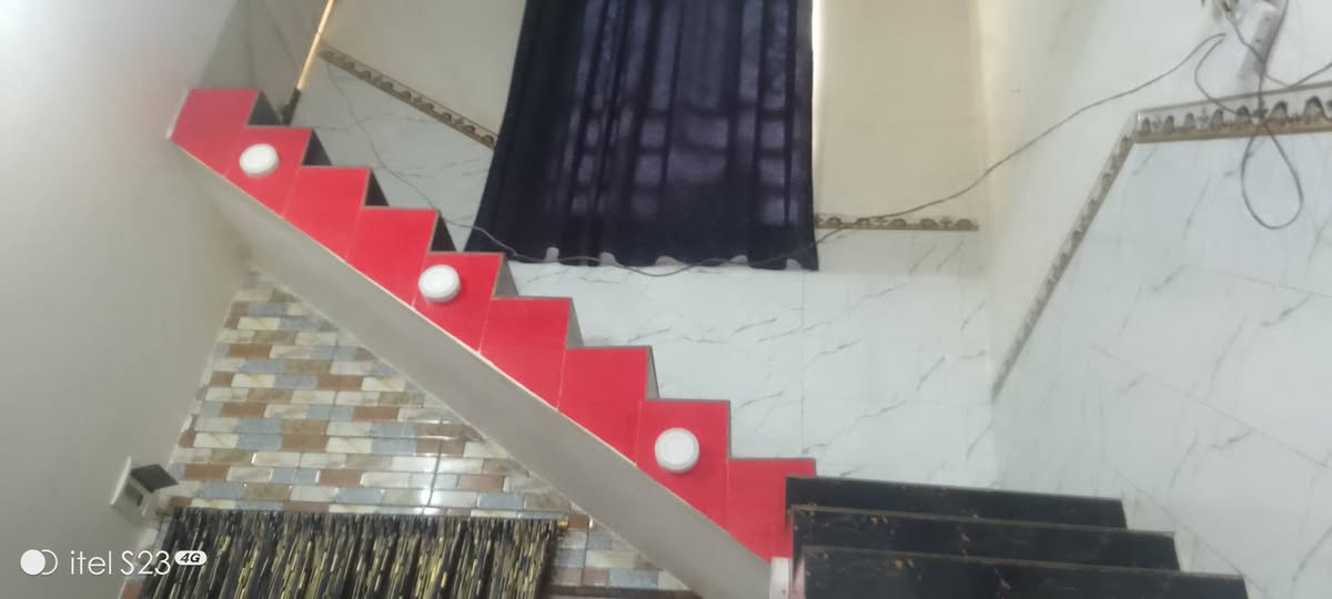 بيت للبيع الموقع حاوي العباس قرب رشيد السراي 
مساحة 200م بناء بلوك يتكون من غرفتين وصالة 9م وديوانية 7م مطبخ 4م كراج 7م البيت جاهز من كلشي كافة الخدمات موجودة
الاتصال او واتساب ***********
