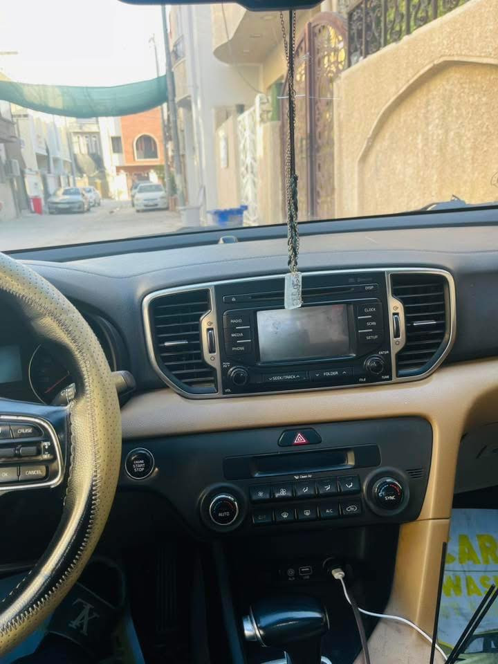 السلام عليكم 
سياره سبورتج موديل 2017 خليجي
السياره مكفوله من الصبغ بيها بارد قليل عله كد شبر بل باب وعداها مكفول كلشي من محرك وكير وكشر
السياره فول مواصفات بصمه وبانوراما والباقي المواصفات معروفه
ماشيه 97 الف
السياره خير من الله وماناقصها شي
للأستفسار اكثر 
***********
