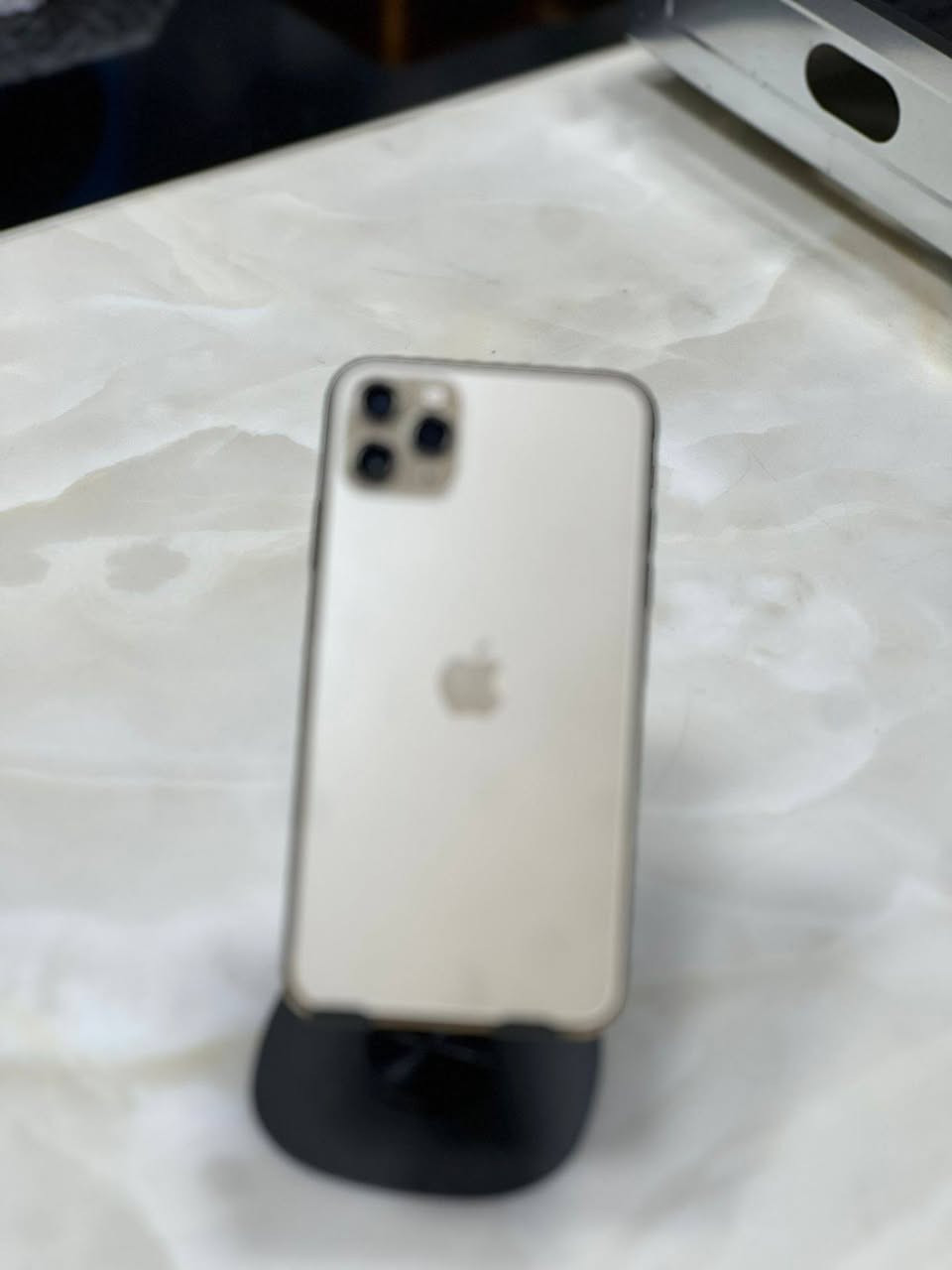 للبيع: iPhone 11 Pro Max 📱
​الجهاز نظيف جداً ومواصفاته كاملة:
​الموديل: آيفون 11 برو ماكس.
​المساحة: 256 جيجا 💾.
​الفيس آيدي (Face ID): شغال 100% ✅.
​الشاشة: مبدلة درجة أولى (ألوان ولمس ممتاز) ✨.
​البطارية: مبدلة جديدة (النسبة 100%) 🔋.
​النضافة: الجهاز نظيف جداً وما بيه أي عيوب تقنية.
​ملاحظة: الاستفسار حصراً عبر الاتصال أو الواتساب، ماسنجر ما متوفر 🚫.
​العنوان: بغداد - حي أور - شارع الـ 600 📍.
السعر: [230 وبي مجال] 💰.
للتواصل: *********** (اتصال أو واتساب فقط) 📞.
