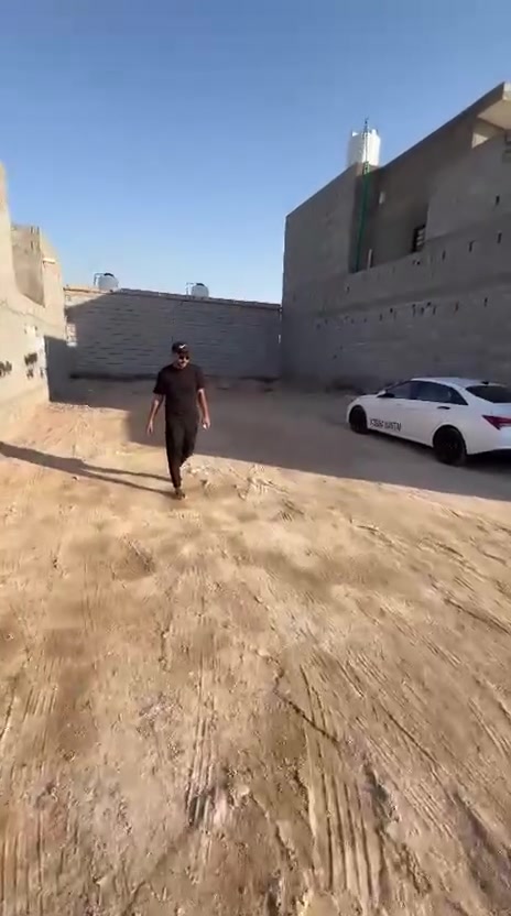 كلهم اسعرهم مناسبه البيت الاحمر السعر ب90. 🅾️🅾️     🅾️البيت الثاني الي مساحه 200 هم سعره ب90 🅾️🅾️اما البيوت الهياكل السعر 40 وبيه مجال الشراي 🅾️🅾️والبيوت البيض السعر 51 وبيهن مجال الشراي 🅾️🅾️ التواصل ***********
