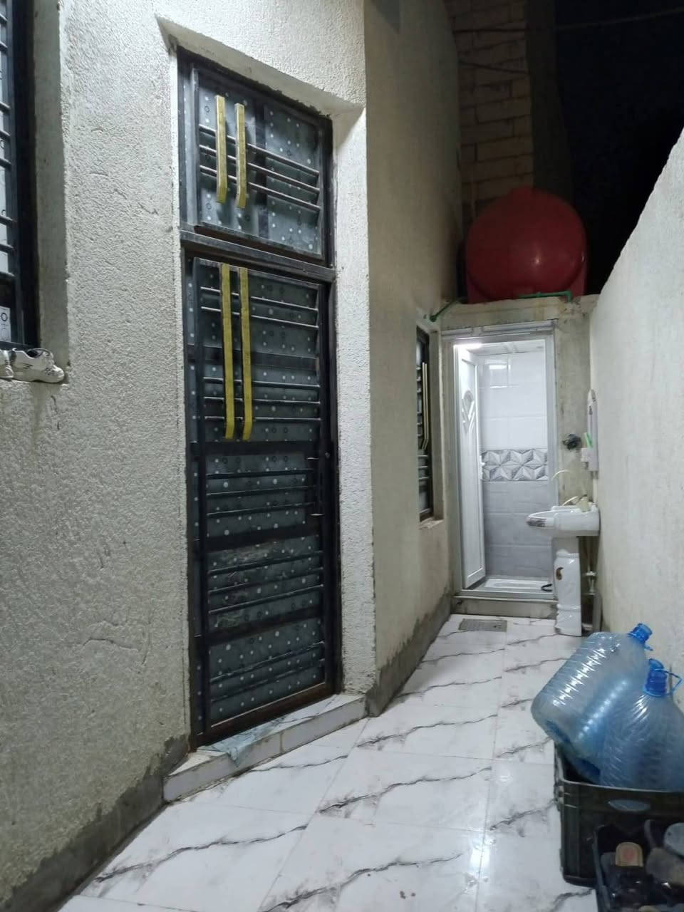 بيت للبيع  مساحه البيت الكلي ١٣٠ الواجهيه ٧ونص  والنزال ١٥
ديوانيه العرض ٤ والطول ٥
الهول ٤ +٦
الغرف ٤+٤
المطبخ ٤+٣
الملحقات حمام تواليت داخلي
تواليت خارجي  المكان البصره الجزيره شارع اليوبه حي الرايه  السعر البيت 55 وبي مجال استفسار ع رقمي بي واتساب لحد يرسلني ع ماسنجر لن متقيد حالين ***********
