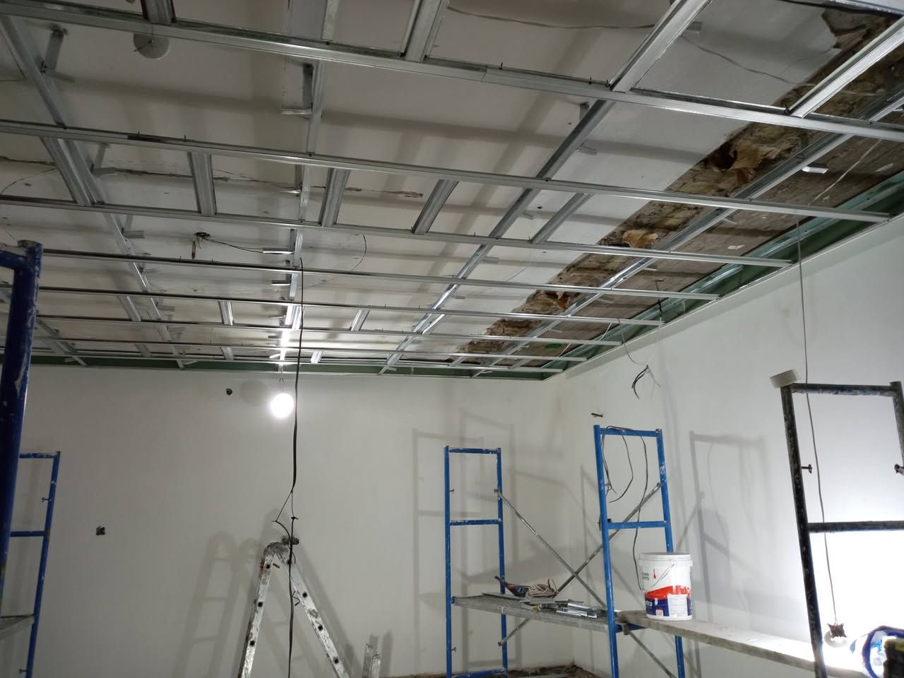 سلام عليكم عملنا صبغ ديكورات واجهات صبغ حديد جبسنبورد بديل الخام بديل الخشب بديل الشيبورد معالجة الرطوبه إخفاء سيراميك بدون تفليش شغل درجه اولى وأسعار مناسبه ***********
