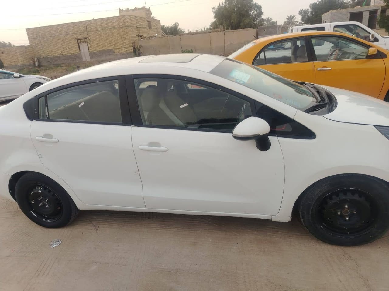 السلام عليكم. كيا ريو 2012 خليجي مكفولة من الصبغ بيه تبديل جاملغات الأمامية والبنيد اصليات رقم بصرة وانكليزي راعيه يمي بناصريه سنوية لغاية 2030 محرك ١٦٠٠  لاتنقيص ولادوانز السعر 80 مكان ناصريه الاتصال على الرقم ***********
