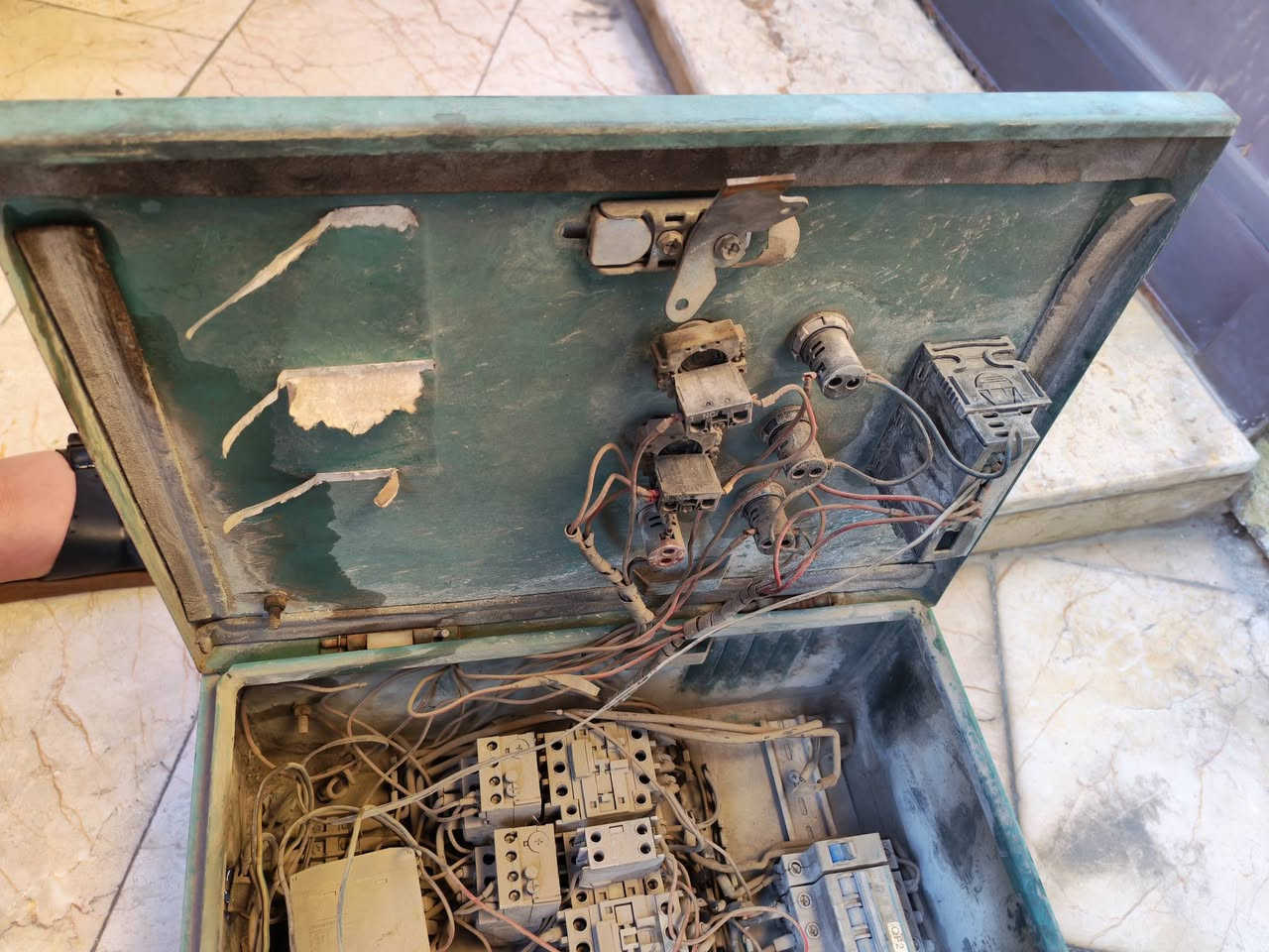 بورد للبيع
بورد 250 امبير abb كونتكترات وقواطع اصلي وشغال عالفحص 
بورد غرف تجميد ماركة  chnt 
بورد ميزانية جديد مامشتغل ابد 
***********
