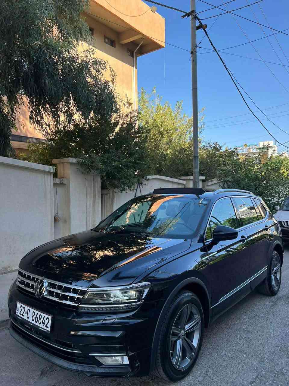 تیگوان بۆ فرۆشتن (R Line).
مۆدێل: 2022 ڕەنگی ڕەش.
دەبڵ ئەکسل (4MOTION).
مواسەفات: فول فول( ،ناو سپی  (کرێمی) ، بەصمە ، پانۆراما ، کوشن هیتەر ، ڕاداری دواوە ، شاشە گەورە و (carplay) ، سیستەمی سەوتی فیندەر پریمیوم ، ڕاداری ئاوێنە ، کوشن میمۆری ، لایت ئۆتۆ ).
مەکینە: چوار پستۆن 2.0 تۆڕبۆ.
52.326 (مایل) ڕۆشتوە.
سەیارەکە وارد کەنەدیە و نیو بۆنیت بۆیاخە لەگەڵ نیو دەرگای سنوقەکە بۆیاخە و 
کەمێک ساردی هەیە (بێ ناو گرتن) ، بێ تەقەو ڕەقەیە و کێشەی حەماوەی نیە گێڕ و مەکینە بەشەرتی فەحس و بەناو کردن و وەکالە بەشەرت.

بۆ نرخ پەیوەندی بکە : *********** السليمانية, العراق
