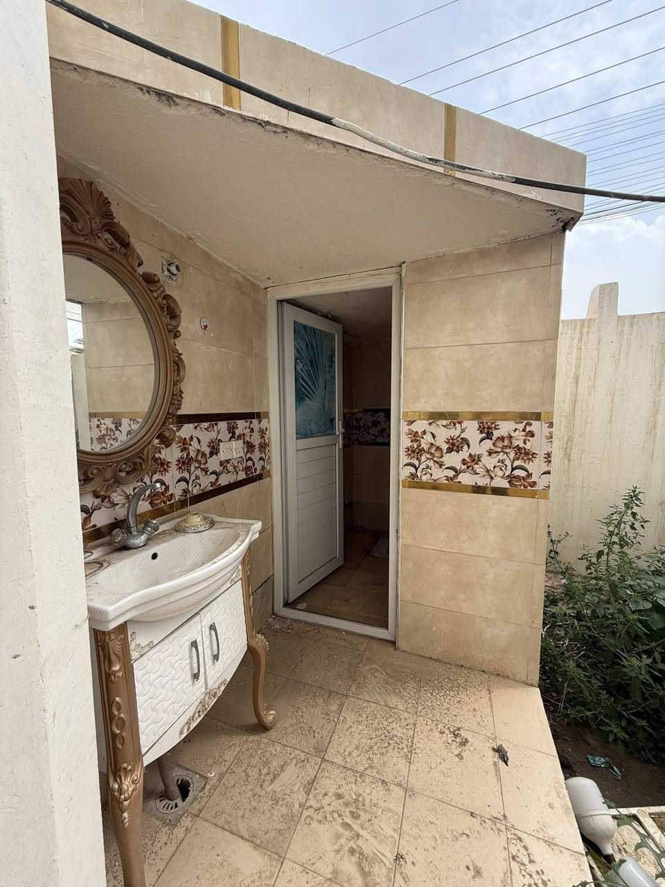 دار  للبيع المساحه  150 متر 
الموقع: منطقه دخل المحدود مقابل مدرسه الهدايه / موقع دار ممتاز قريب ع شارع نخيل 

البيت  🏠 فارغ حاليا جاهز السكن تستلم مفتاح 🔑 نفس اليوم

طابق الارضي : يحتوي ع استقبال و مطبخ و غرفه نوم وهول وصاله وصحيات داخليه وخارجيه 
طابق الثاني: غرفتين نوم وصاله 
         مراجعه    مكتب ابن شيحان للعقار 
 المحامي مالك شيحان***********
عزيز  الدليمي ‭0780 846 3028‬
ملاحظه : سند جديد وكاله عامه تحويل مباشر
