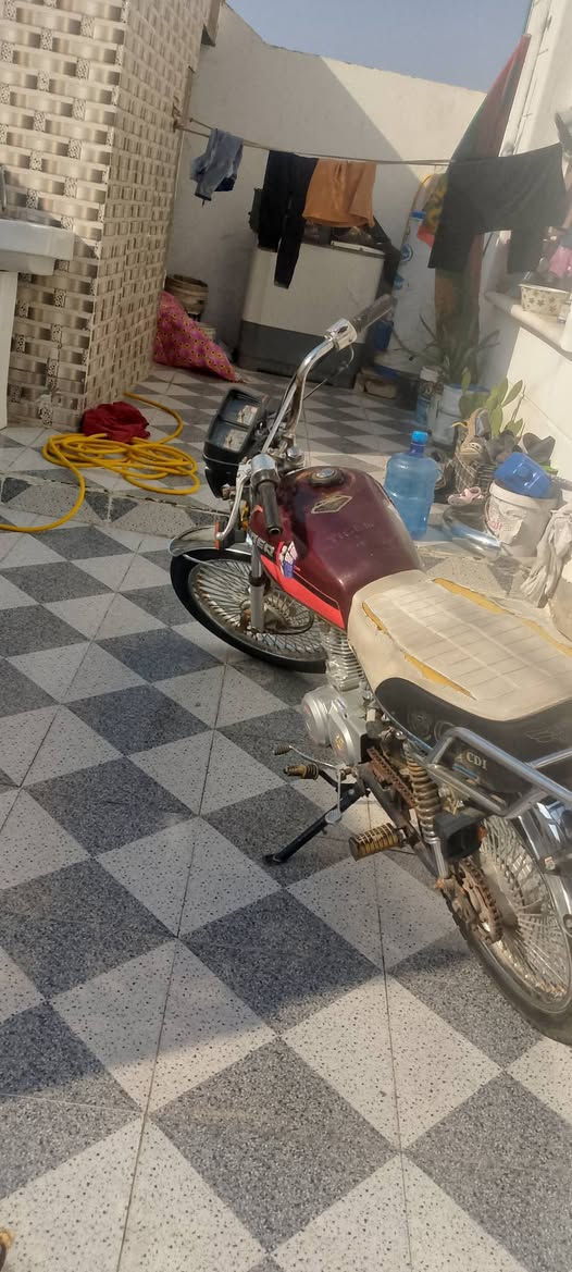 سلام عليكم تايكر21
دراجه فول مكينه مامفتوحه 
أصولي مو سكنر ماشي بيه بل ترقيم 

الدراجه هسه بدلت بيهه بس تانكي ابيض 
650وبيه مجال قليل
‏‪***********‬‏ موجود وتساب
