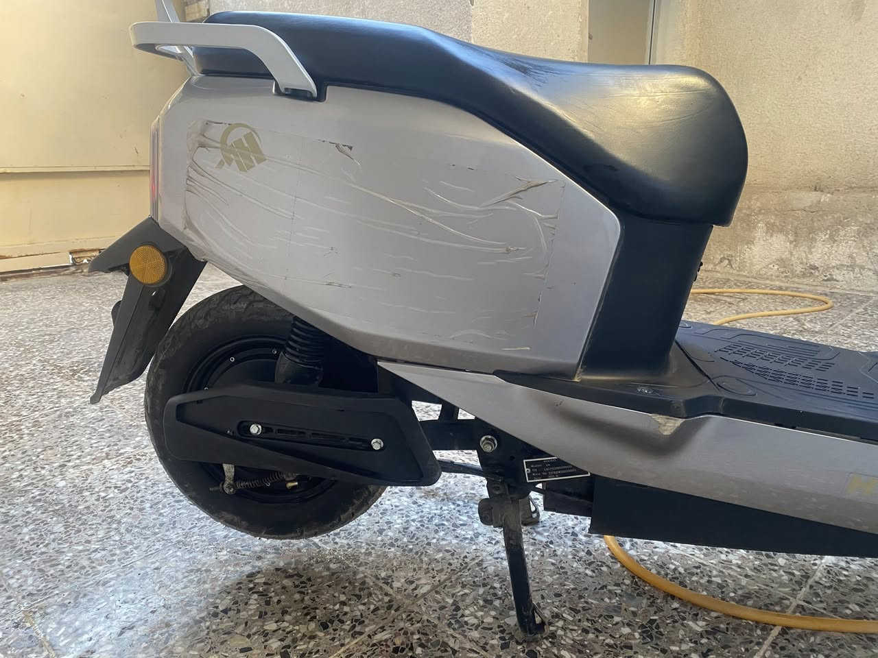 اسلام عليكم دراجه شحت 6بطاريات تمشيك 60كيلو حقيقي
3نمر سرعه50
الدراجه نضيفه وعمليه بيها بس ظربه موضحه ب الصور 
السعر 600 وبيها مجال مكانها الشعب
***********
