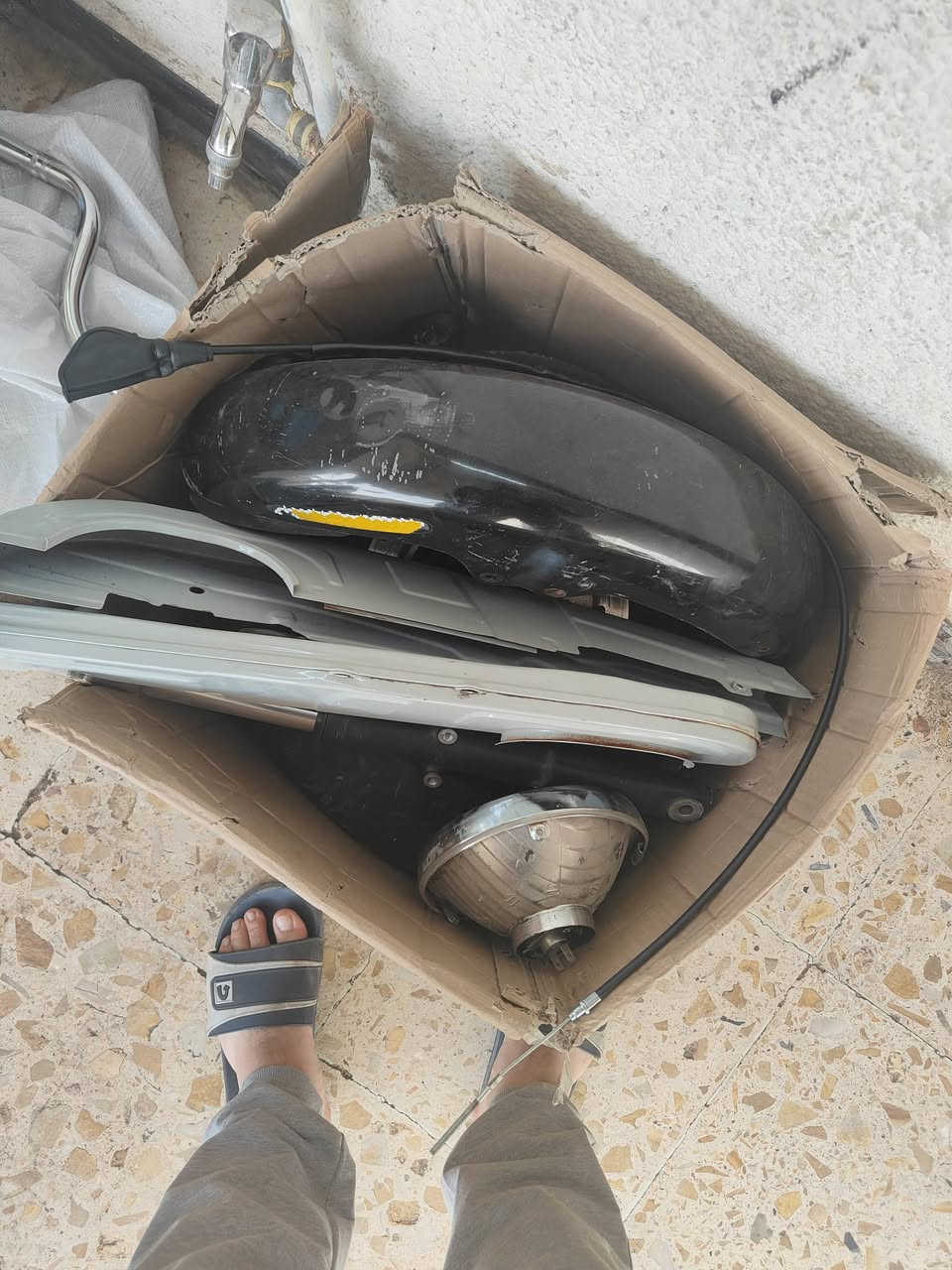 شباب عندي غراض بوكسر تفصيخ
عندي محرك بوكسر معمر تعمير شركه كله ليبل وردي للبيع 
عندي دبلات كلاسك هيه والماشه للبيع نظافه 70بالميه
عندي جاملغات بوكسر جبلي كاملات نظافه 90بالميه
عندي قبق صينيه 
عندي وياله امامي خلفي جبلي 
عندي دشبول شغال 
عندي ضفيره مابيها اي قطع 
عدي مازده مال بوكسر نظيفه كلش 
مكاني بغداد حي الجهاد 
***********
