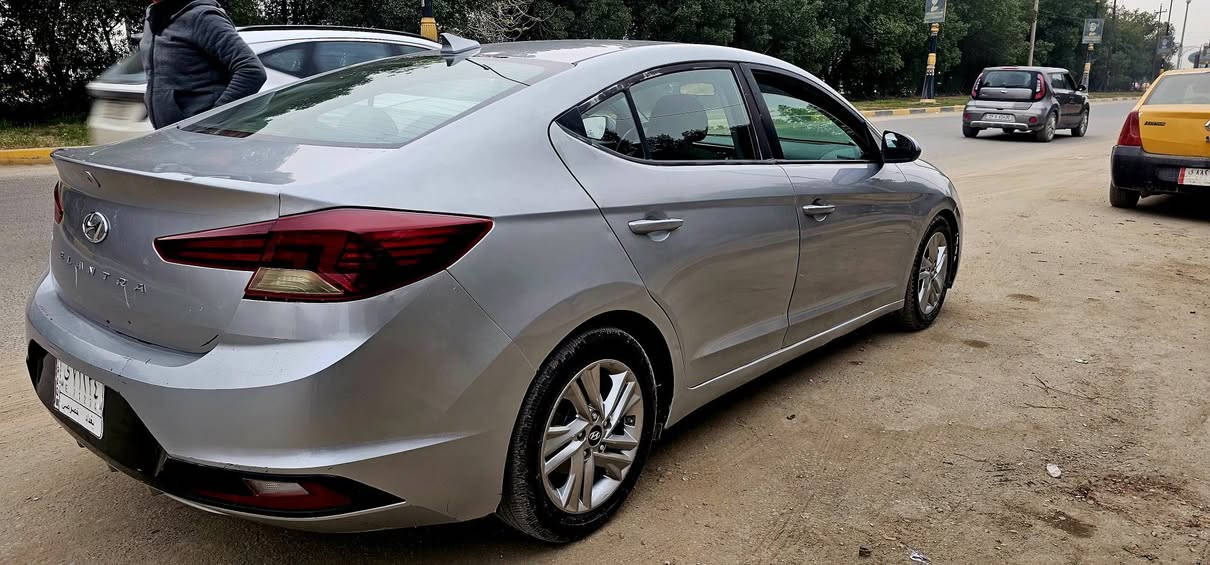 السلام عليكم...
النترا ٢٠٢٠ لون رصاصي رقم بغداد
ماشية ١٢٦٠٠٠ ميل
وارد امريكي
بجم كبس 
حادثها الباب الخلفي والجاملغ (عكس السايق)
رادارات امامية وخلفية
رادار المناطق المعتمة الجانبية
كاميرا بلادية دوارة
حساسات حركية عند الرجوع
تحكم ستيرن جهتين
كروس سرعة
مثبت سرعة 
مانع انزلاق
شاشة اعطال
٣ انظمة قيادة (ذكية وسبورت و طبيعي)
منظومة زنون ثلجي
ويل كروم
شاشة تدعم نظام الاندرويد والابل كاربلي
بلوتوث
نظام خرائط
تدفئة تبريد كلة بلادي
مكان السيارة كربلاء 
رقم بغداد معوقين باقي سنة وتصير حرة(بأسم ولد اقاربنا) انطيك وكالة بالسيارة.
للاستفسار *********** .
