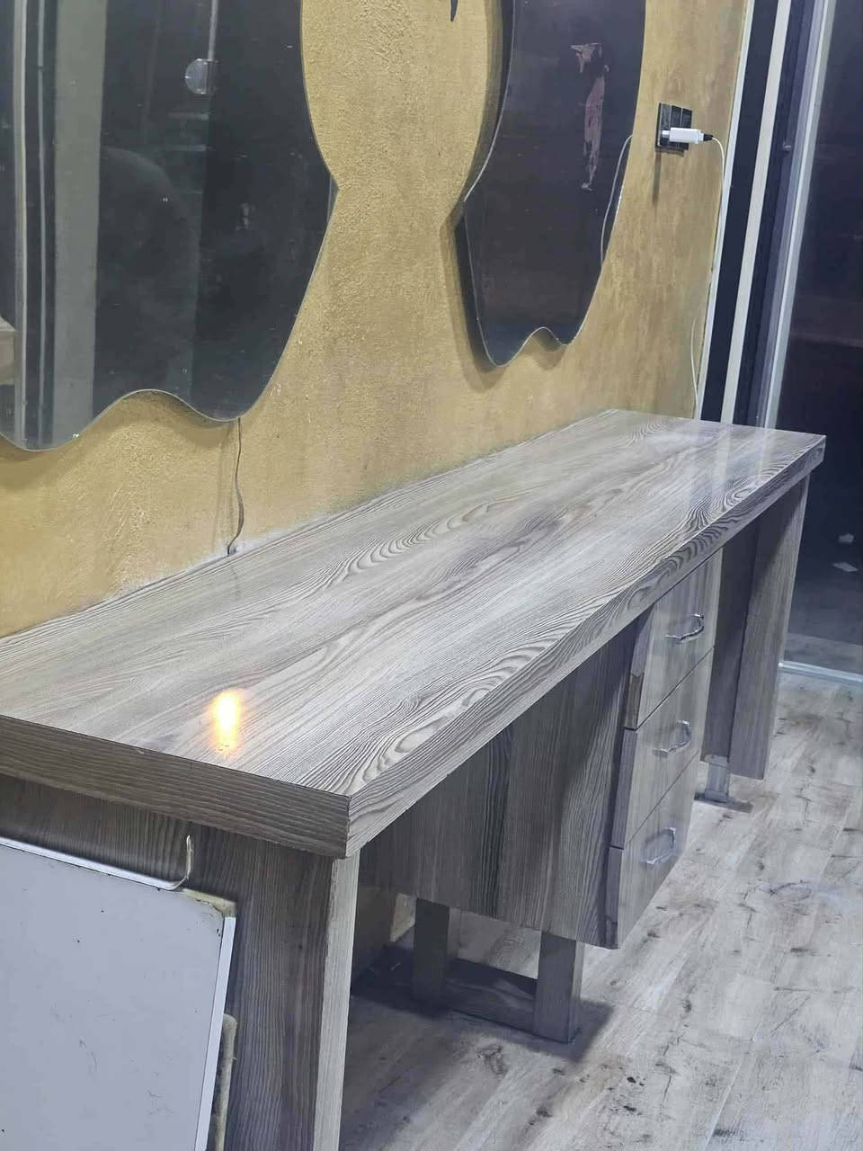 ميز اندي إيف مع مرايه عدد 2 للبيع 

التواصل  
***********
***********
