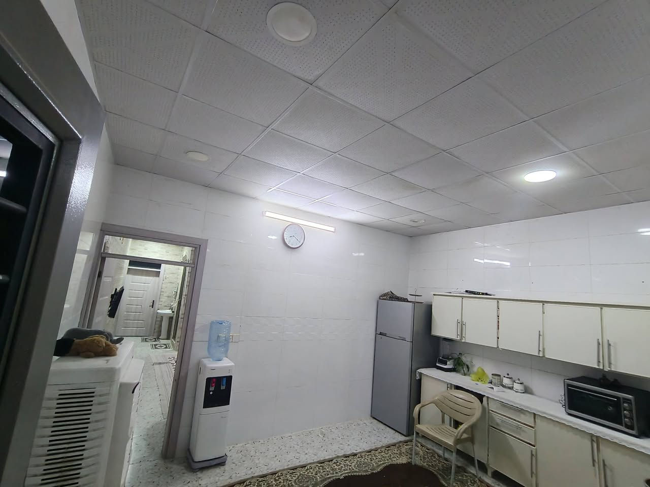 بيت للبيع بمساحة 100 متر وواجهة 5x20 مشمسة ☀️، طابق ونص وطابو صرف
مكونات الدار 
غرفتين نوم واحد جوه واحد فوك
مطبخ 
صالون 
كراج سياره 
. العنوان: سايدين دائرة الاستخبارات قرب صيدلية فيتامين. فرع الاعلانات خيال! 🏡✨سعر 91 📞 *********** #عقارات_كركوك #بيت_للبيع
