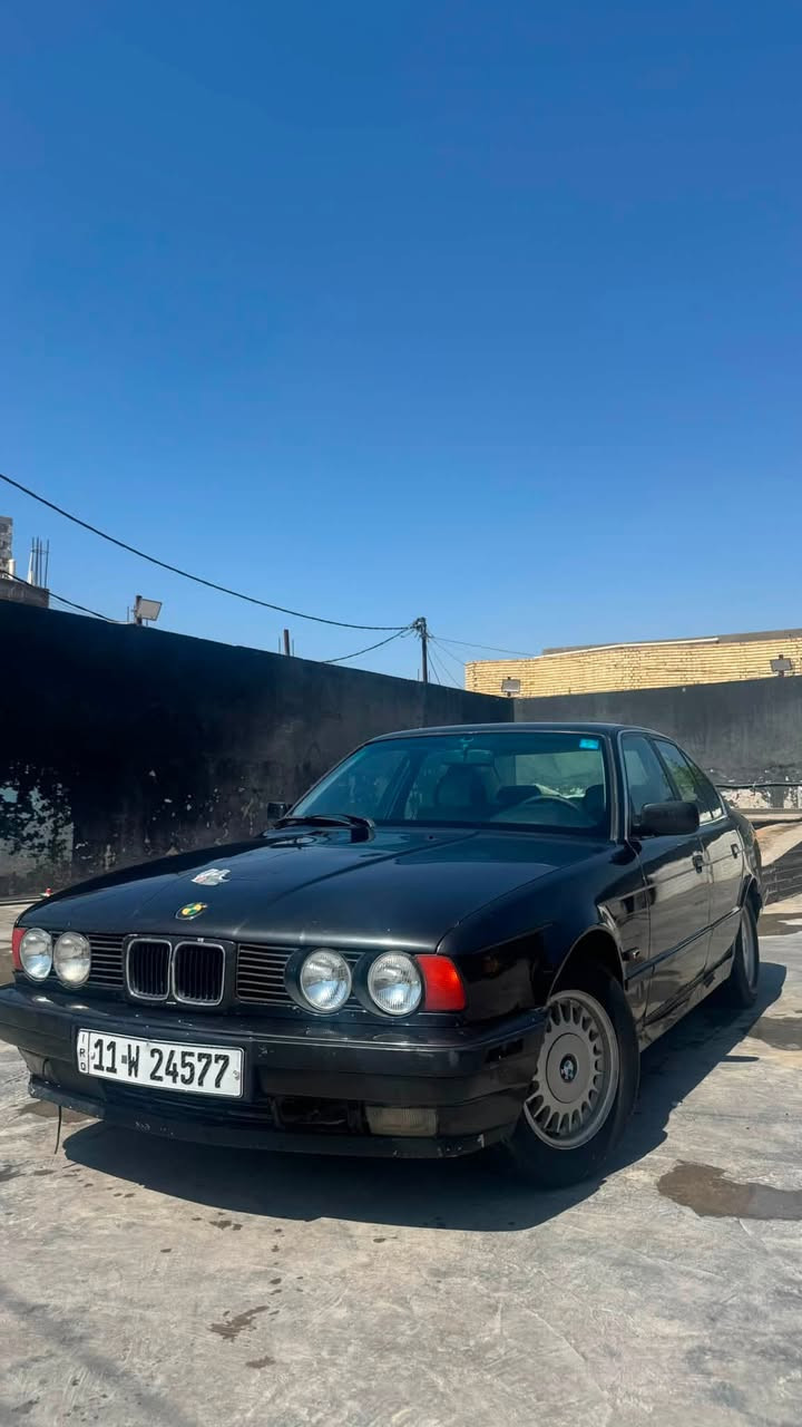 بي أم دبليو 525
مديل / 92 
مكينه مسكر كشر نضيف 
سياره كفاله عامه 
تبريد تدفئه كله شغال 
لايت زنون 
تخم تاير جديد 
كشنات جلد 
رقم بغداد دولي انكليزي 
تحويل ملكيه ثاني يوم عنوان بابل 
الرقم / ***********
